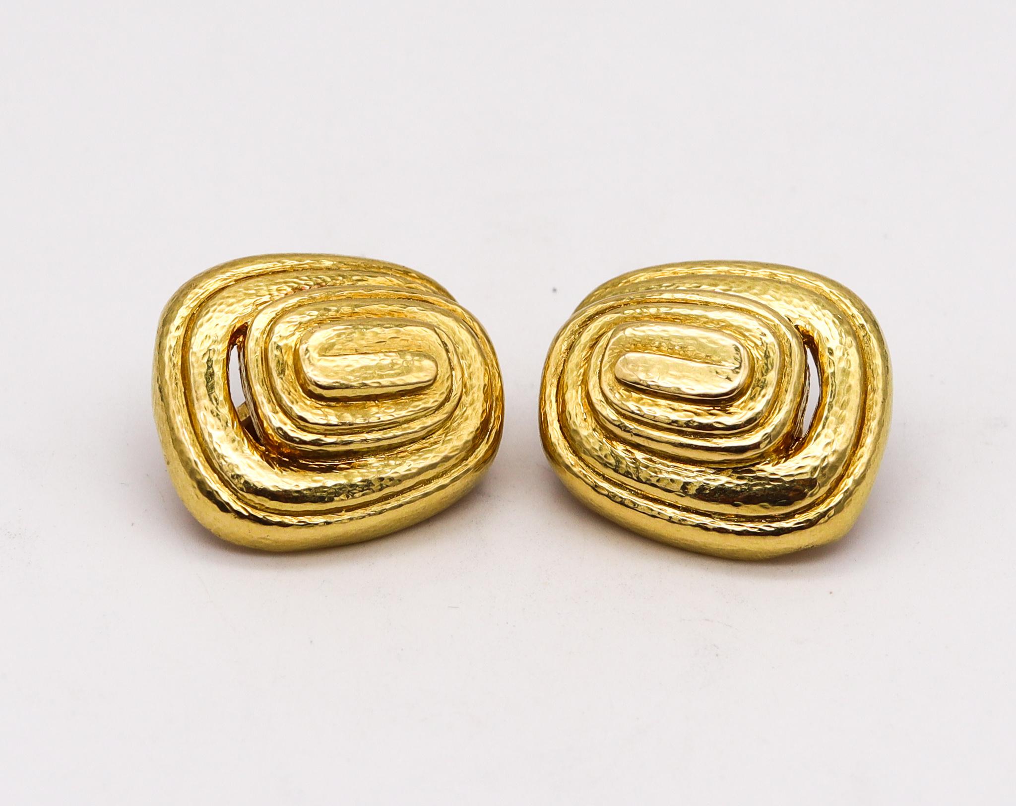 Pair of clips earrings designed by David Webb (1925-1975).

A vintage three-dimensional Mayan stepped pair, created in New York city at the atelier of David Webb, back in the 1970's. These pair of clip-On earrings was crafted in solid rich yellow