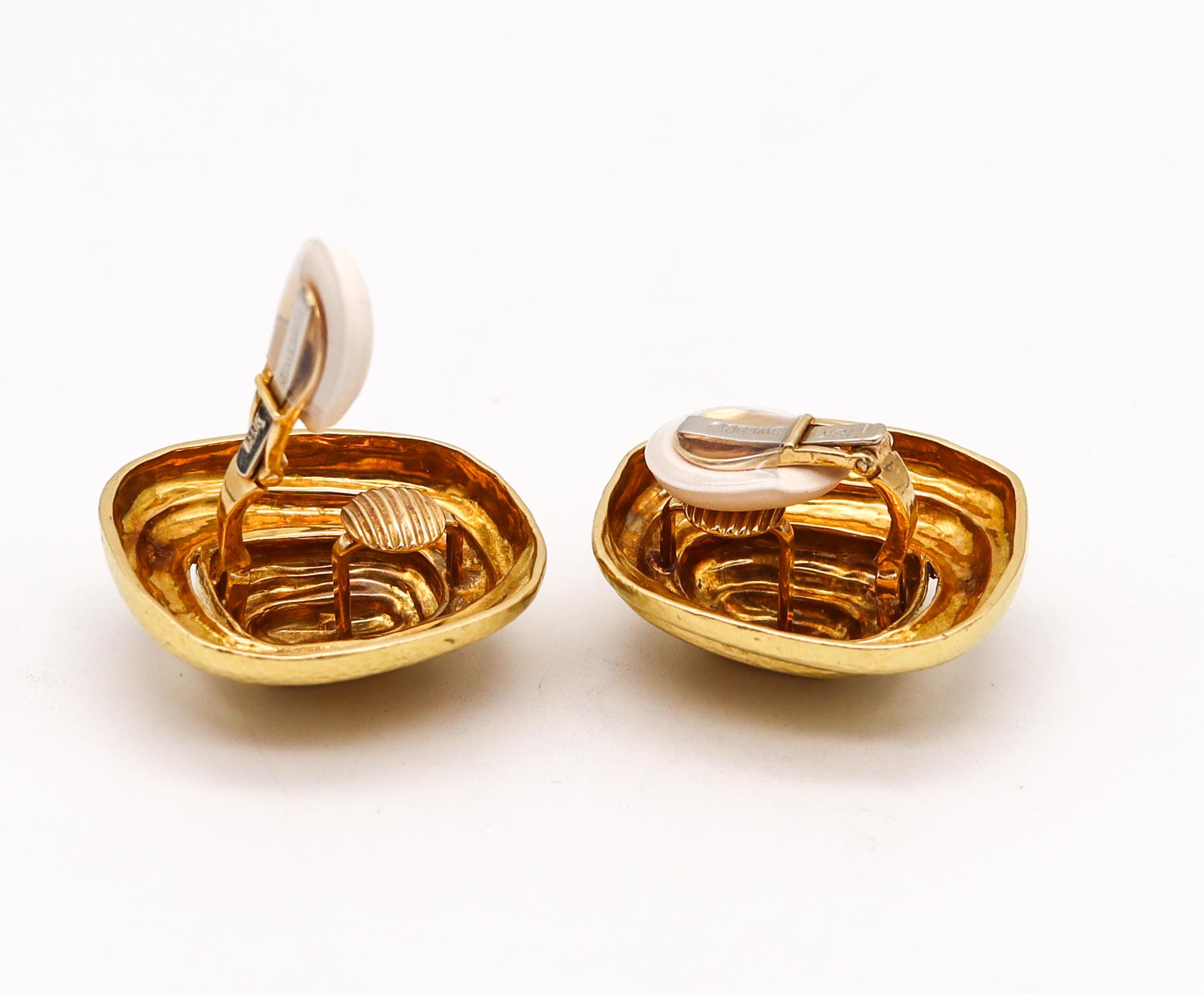 David Webb 1970 New York Mayan Clips on Earrings in Textured 18kt Yellow Gold In Excellent Condition For Sale In Miami, FL