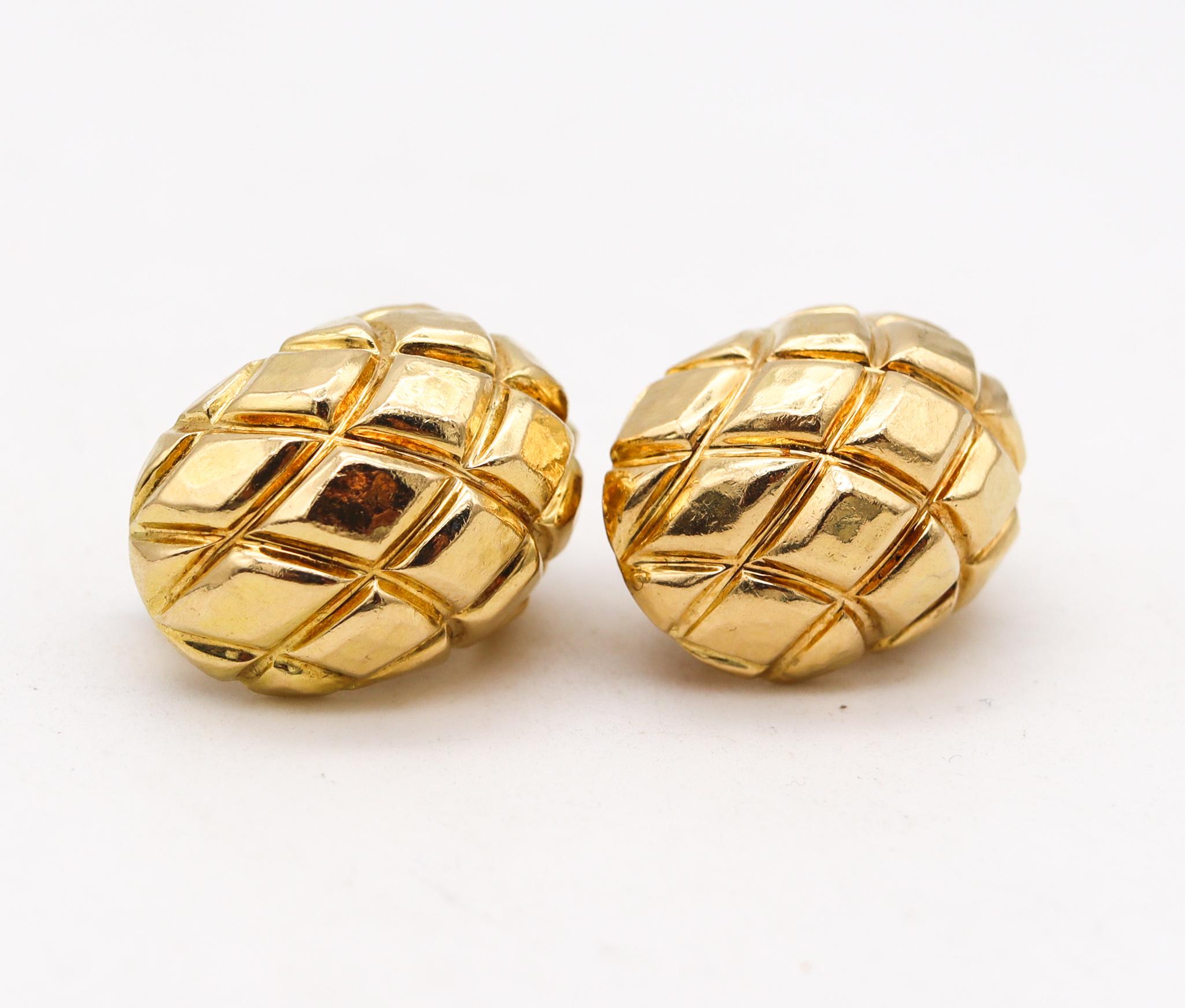 Pair of clips earrings designed by David Webb (1925-1975).

A vintage bombe quilted pair, made in New York city at the atelier of David Webb, back in the 1970's. These pair of clip-On earrings was crafted in an oval shape with quilted squares in