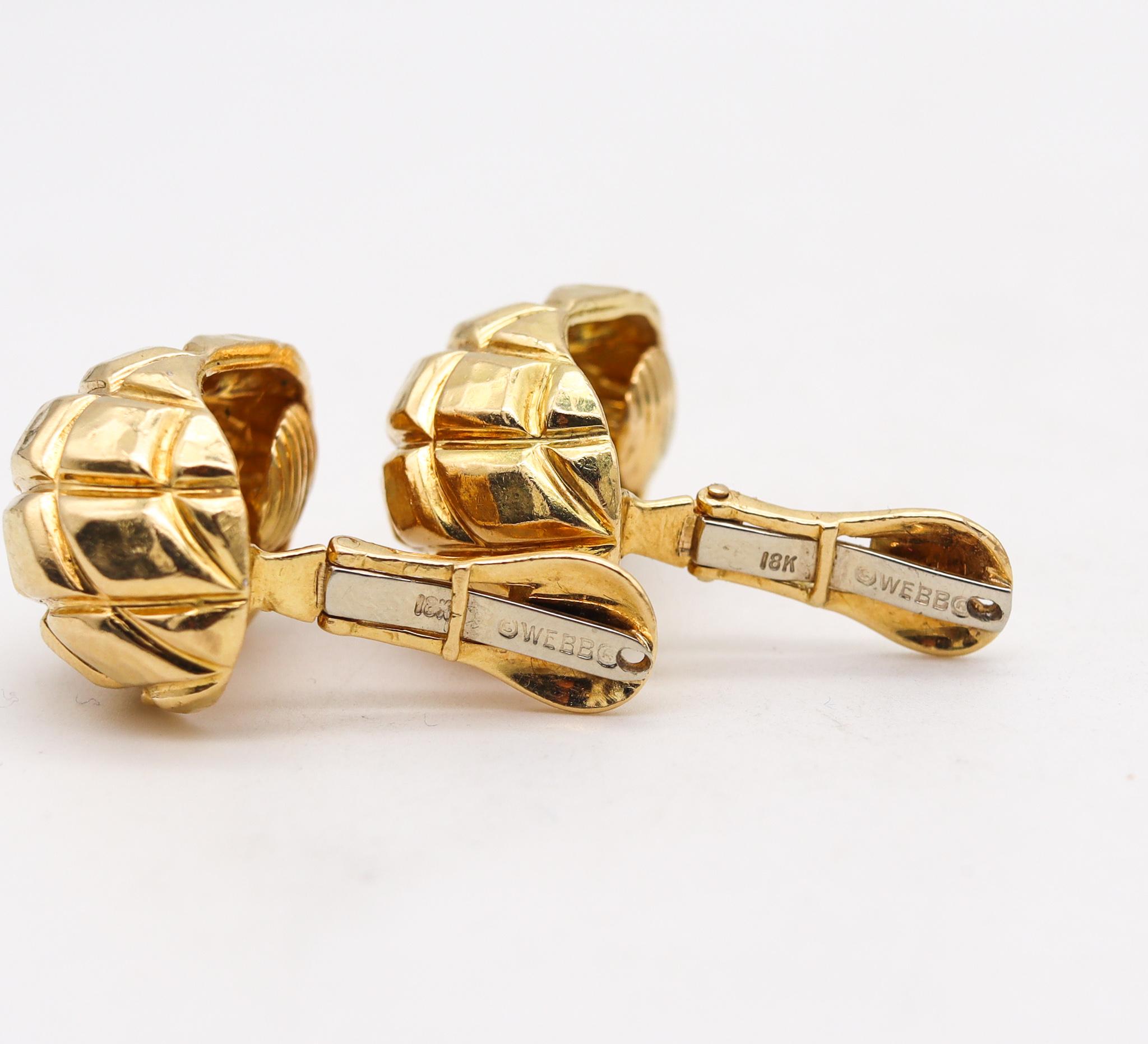 David Webb 1970 New York Quilted Clips-On Earrings in Textured 18Kt Yellow Gold In Excellent Condition For Sale In Miami, FL