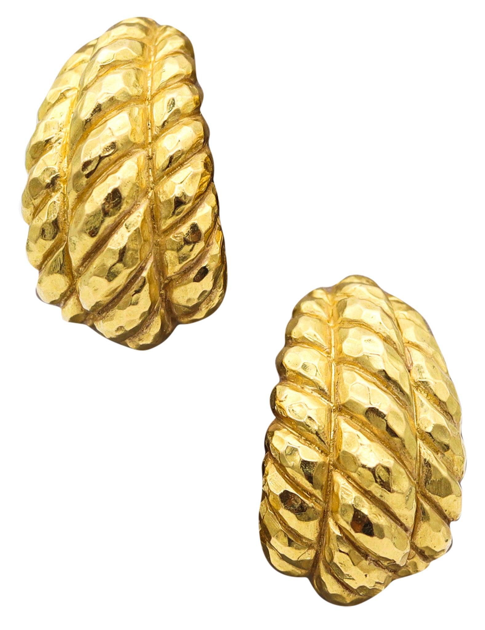 Pair of hoops earrings designed by David Webb (1925-1975).

This vintage pair of fabulous clips earrings, were created in New York City at the atelier of David Webb, back in 1970's. The pair of clips-on earrings has been crafted with twisted