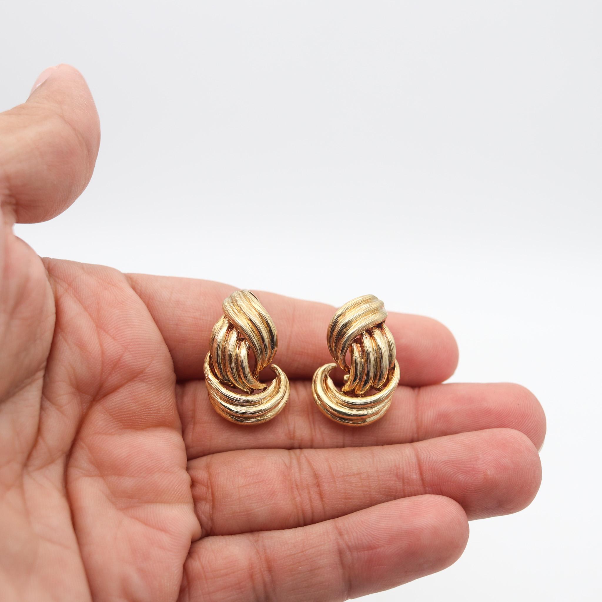 David Webb 1970 New York Wavy Wires Clips On Earrings In Solid 18Kt Yellow Gold In Excellent Condition In Miami, FL
