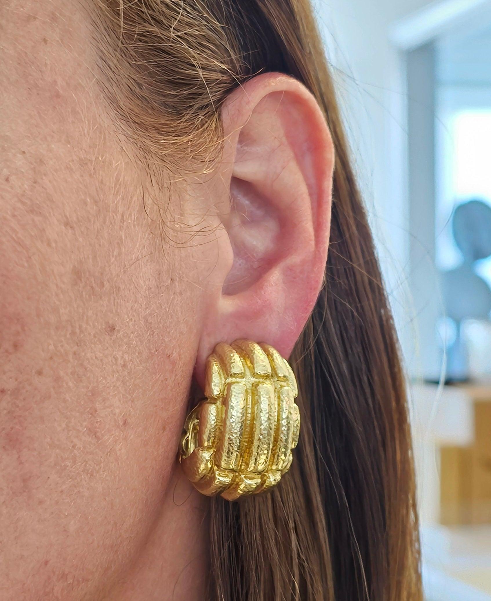 Clips-on earrings designed by David Webb (1925-1975).

Fabulous and superlative pair of hoop clips-on earrings, created in New York city at the jewelry atelier of David Webb, back in the 1970's. The earrings were designed with patterned chased gold