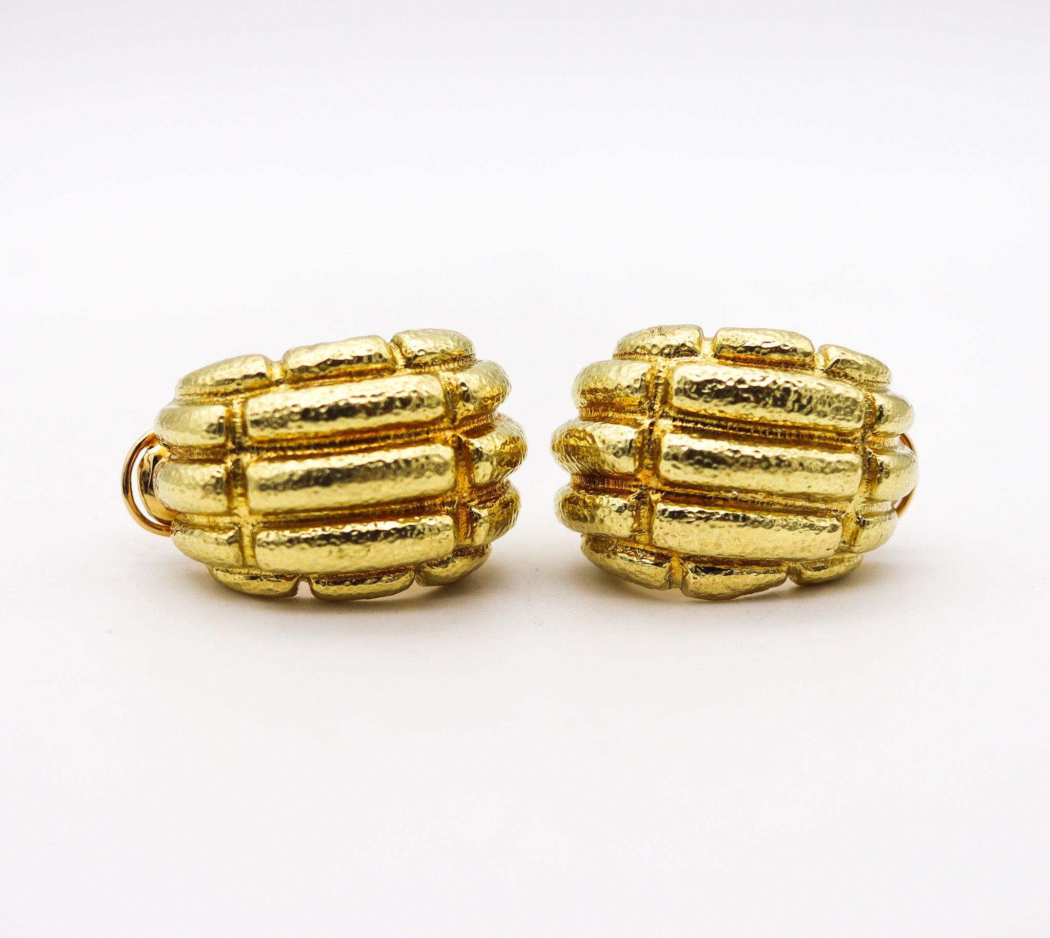 Modernist DAVID WEBB 1970 Rare Mayan Hoops Earrings In Solid Hammered 18Kt Yellow Gold For Sale
