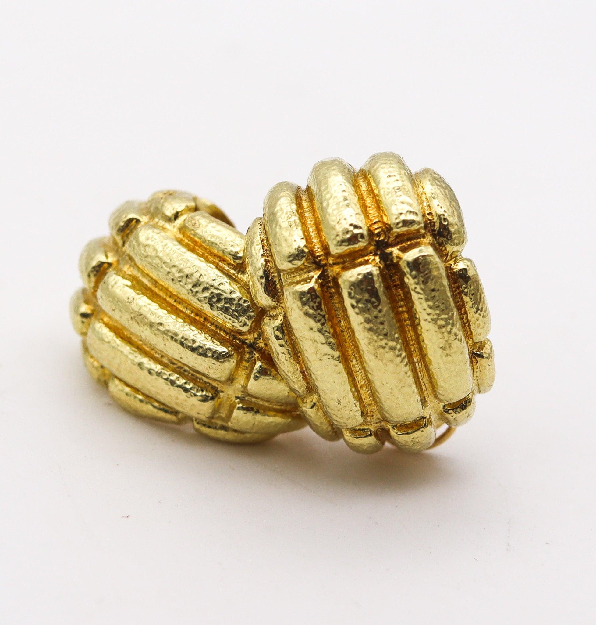 DAVID WEBB 1970 Rare Mayan Hoops Earrings In Solid Hammered 18Kt Yellow Gold In Excellent Condition For Sale In Miami, FL