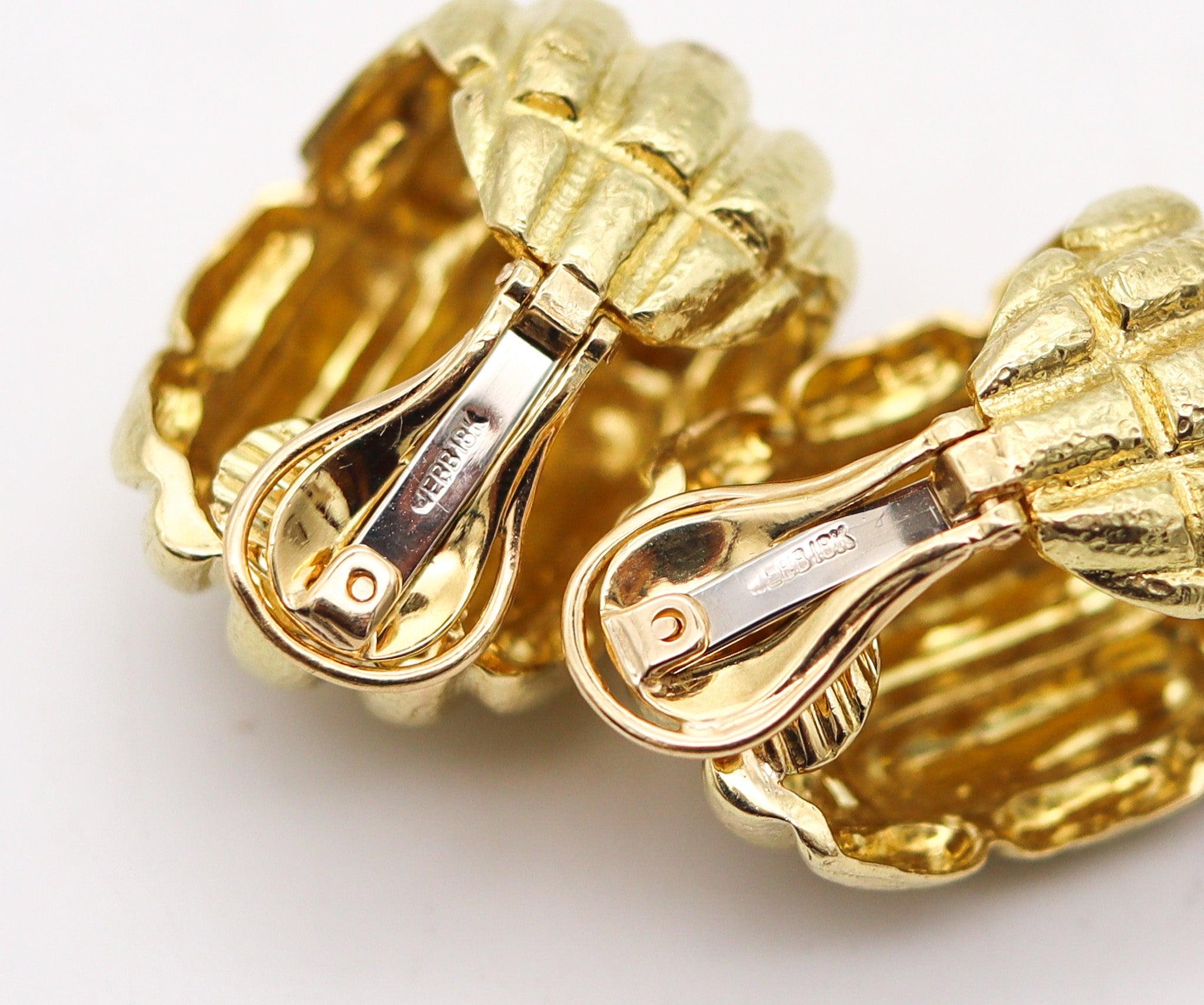 DAVID WEBB 1970 Rare Mayan Hoops Earrings In Solid Hammered 18Kt Yellow Gold For Sale 1
