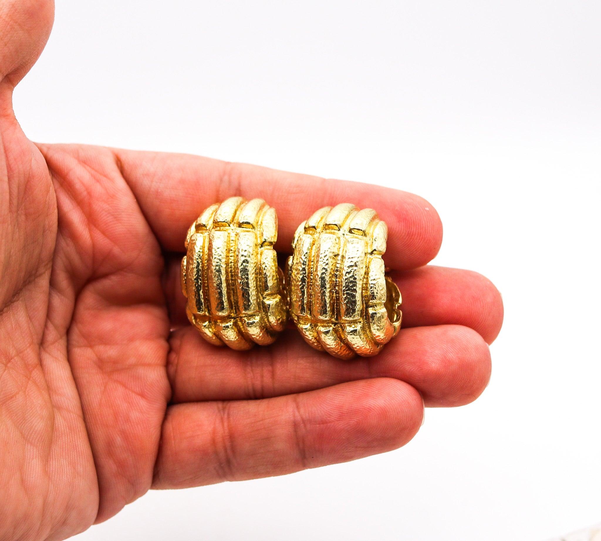 DAVID WEBB 1970 Rare Mayan Hoops Earrings In Solid Hammered 18Kt Yellow Gold For Sale 3