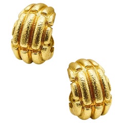 DAVID WEBB Rare boucles d'oreilles Mayan en or jaune 18 carats martelé massif, 1970