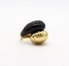 David Webb 1970 Vintage Black Enamel Crossover Cocktail Ring In 18Kt Yellow Gold