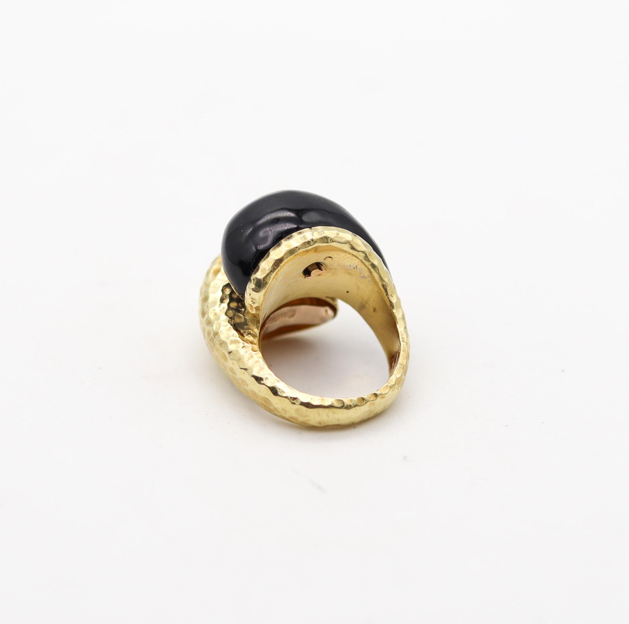 David Webb 1970 Vintage Black Enamel Crossover Cocktail Ring In 18Kt Yellow Gold In Excellent Condition For Sale In Miami, FL