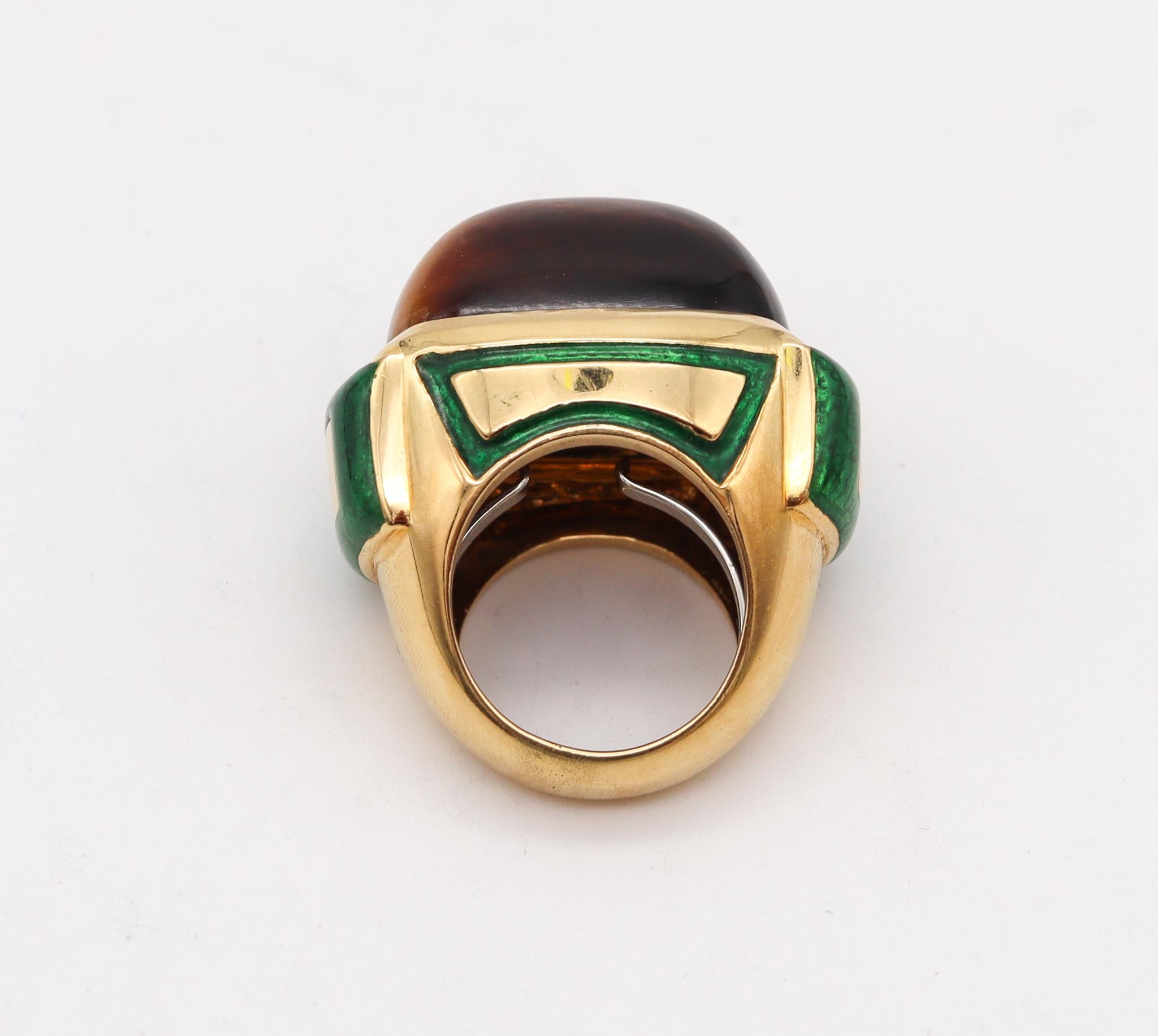 David Webb 1970 Vintage Cocktail Ring in 18kt Yellow Gold with Tiger Eye Quartz In Excellent Condition For Sale In Miami, FL