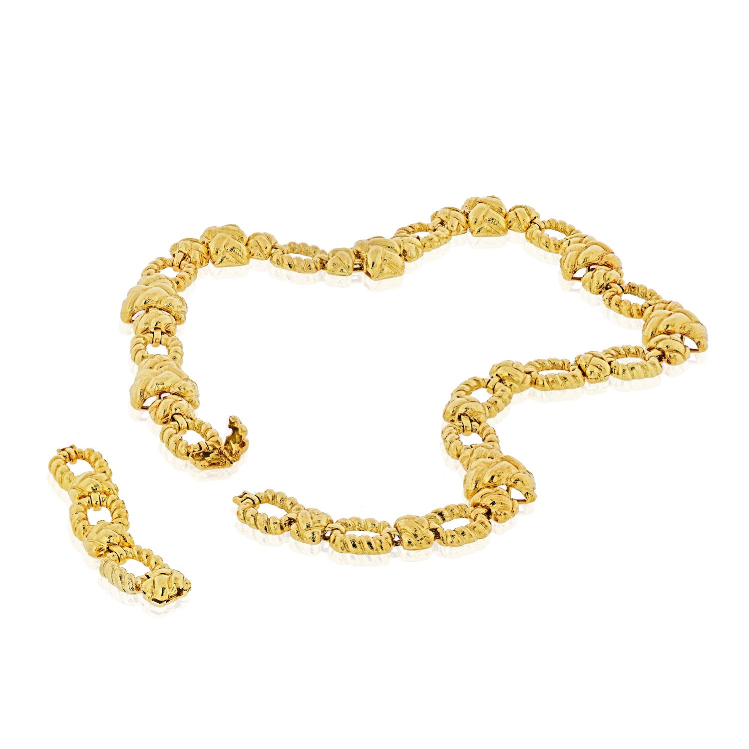 David Webb 1970s 18 Karat Yellow Gold Articulated Link Chain Necklace In Excellent Condition For Sale In New York, NY