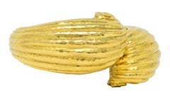 Manschettenarmband aus 18 Karat Gelbgold mit gehämmertem Schnörkeln von David Webb, 1970er Jahre