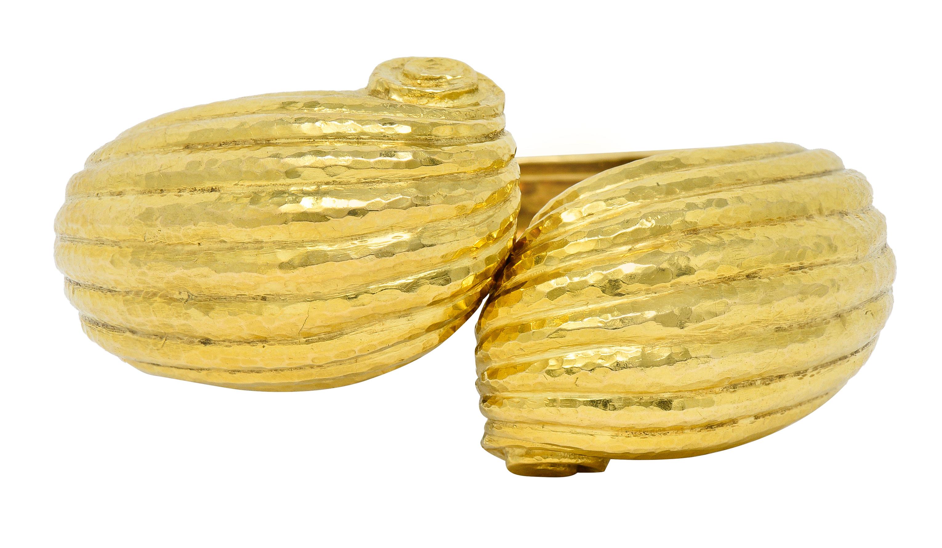 David Webb 1970, bracciale in oro giallo 18 carati con volute martellate e scanalature 2