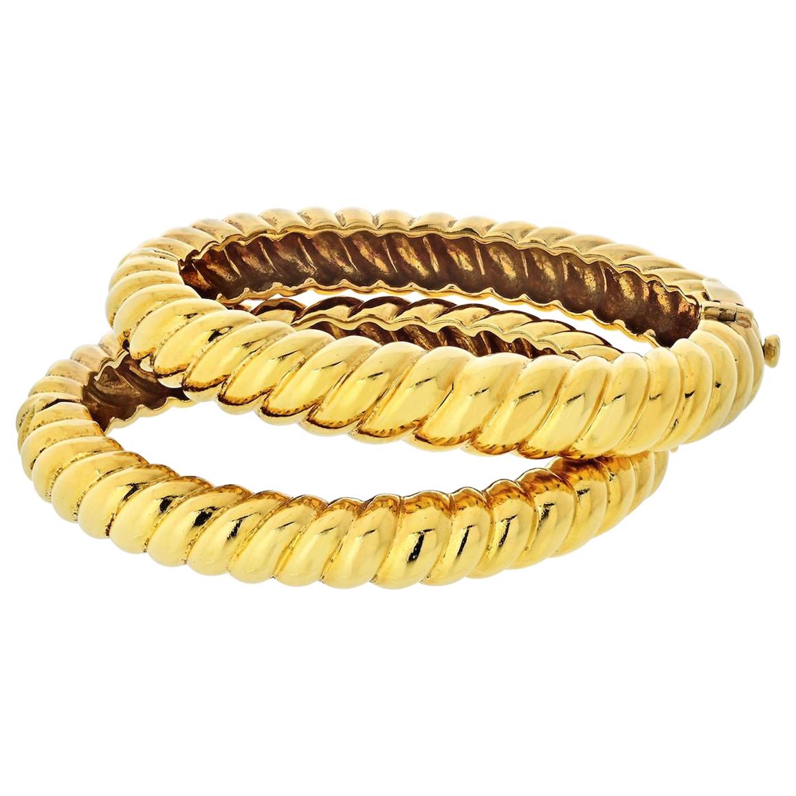 David Webb 1970s 18 Karat Yellow Gold Set of Two Twisted Bangle Bracelets