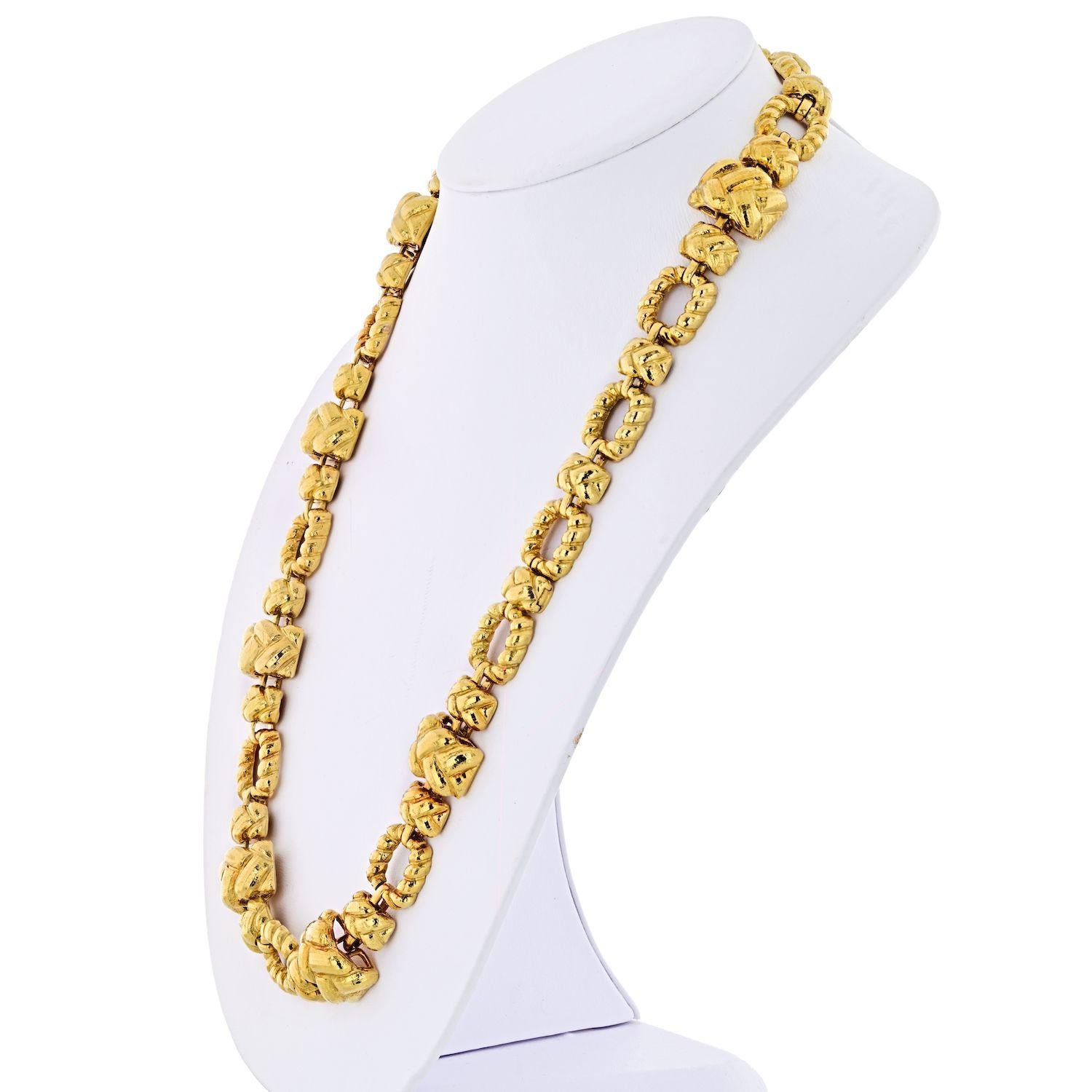 David Webb 1970's 18K Yellow Gold 28 inches Articulated Chunky Link Necklace. 
This necklace is not for fainthearted, of an impressive gold weight this is an articulated ropetwist link necklace by David Webb crafted in solid 18K Yellow Gold.