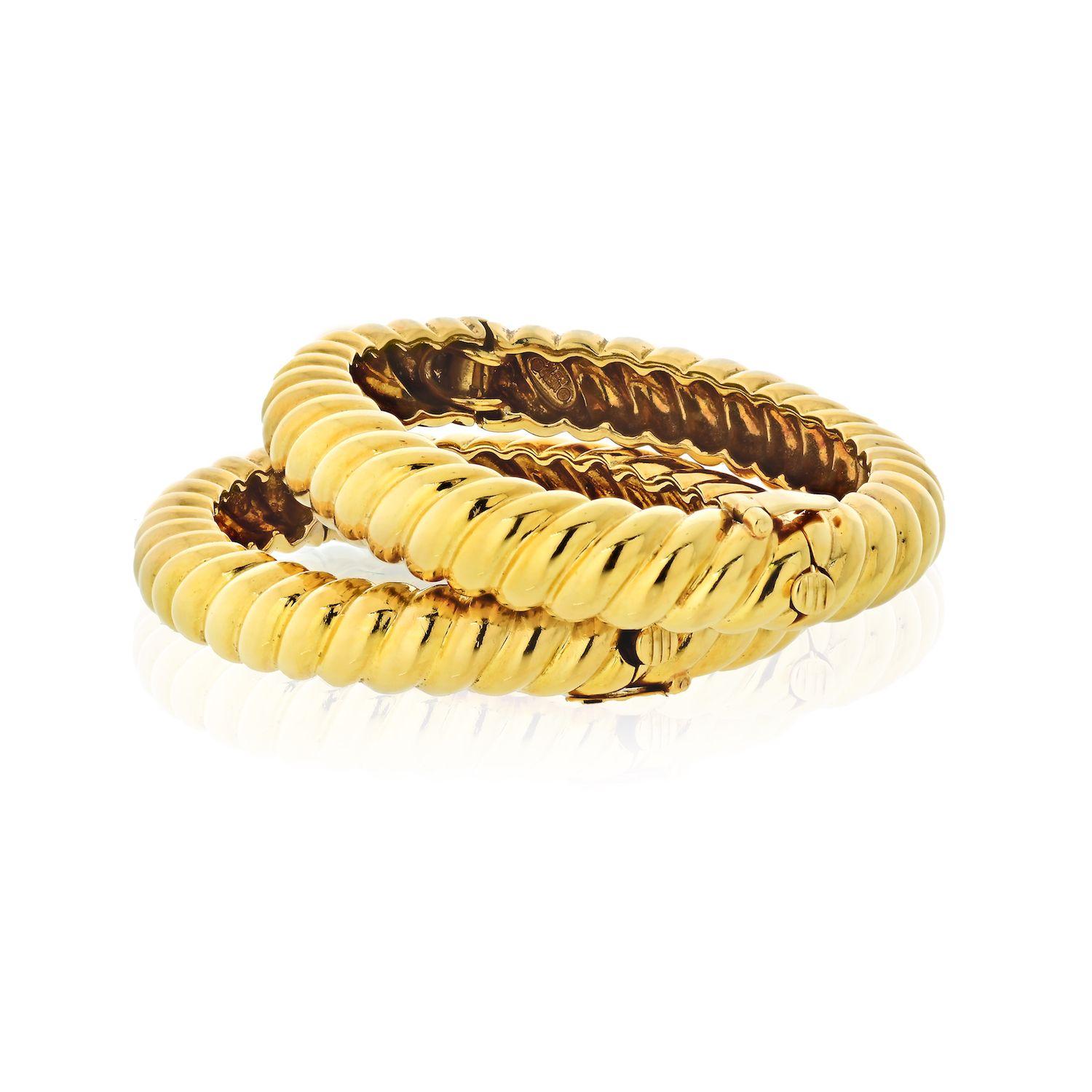 David Webb 1970s 18 Karat Yellow Gold Set of Two Twisted Bangle Bracelets In Excellent Condition In New York, NY