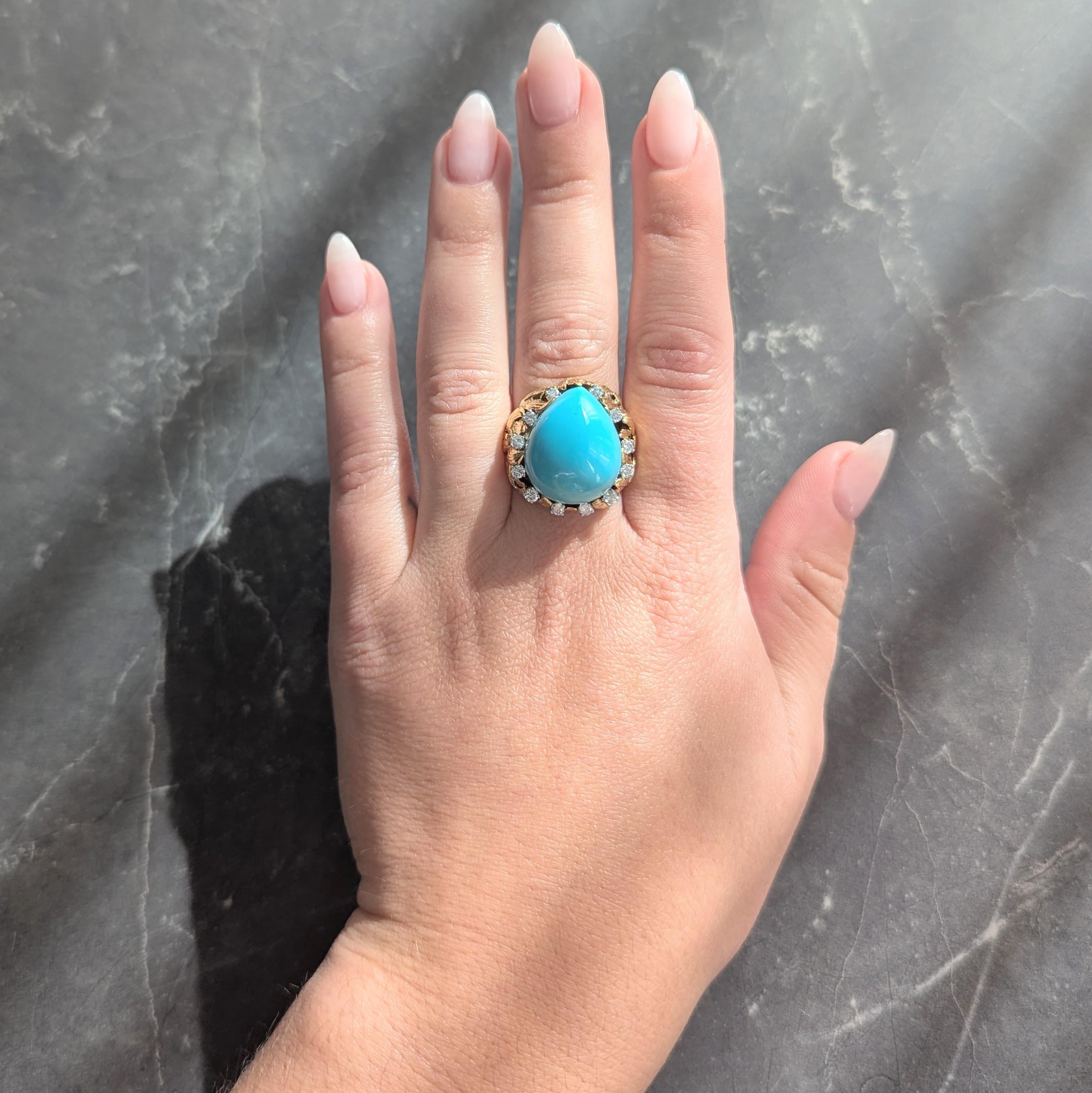 In der Mitte ein birnenförmiger Türkiscabochon von 20,0 x 15,0 mm
Undurchsichtiges mittleres Rotkehlchenblau in Farbe und Zacken
Mit einer gerillten, blattförmigen Galerie aus Gelbgold
Mit einem Halo aus runden Diamanten im Brillantschliff
Mit einem