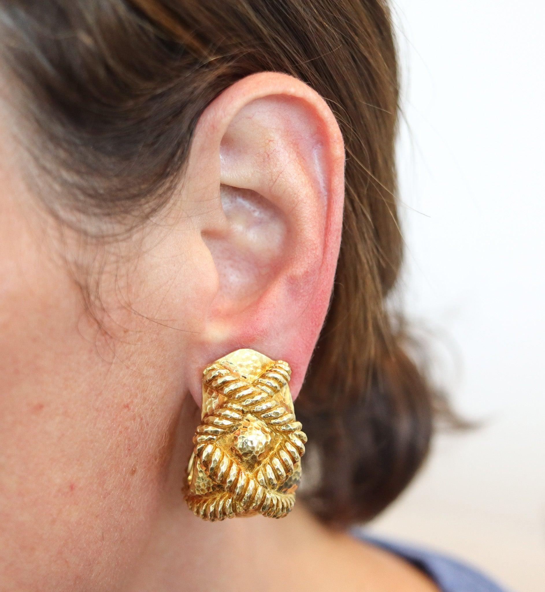 Pendientes de clip diseñados por David Webb (1925-1975).

Se trata de un par de magníficos y rarísimos pendientes vintage de aro creados en Nueva York en el taller de joyería de David Webb, allá por 1975. Diseñada con pesados y atrevidos motivos