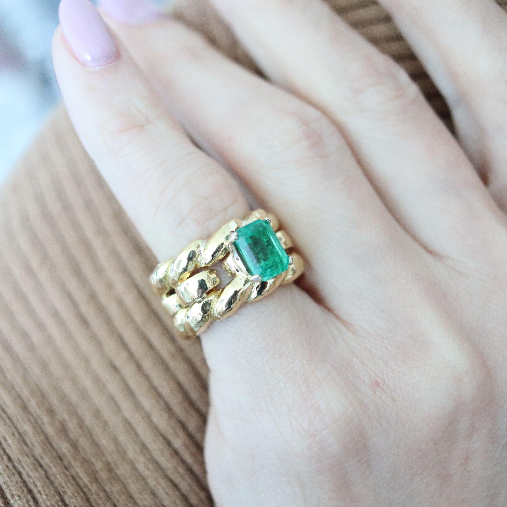 Une bague en émeraude conçue par David Webb (1925-1975).

Il s'agit d'une bague de cocktail massive créée à New York par le créateur de bijoux David Webb, dans les années 1970. Cette bague audacieuse est une véritable déclaration, réalisée avec les
