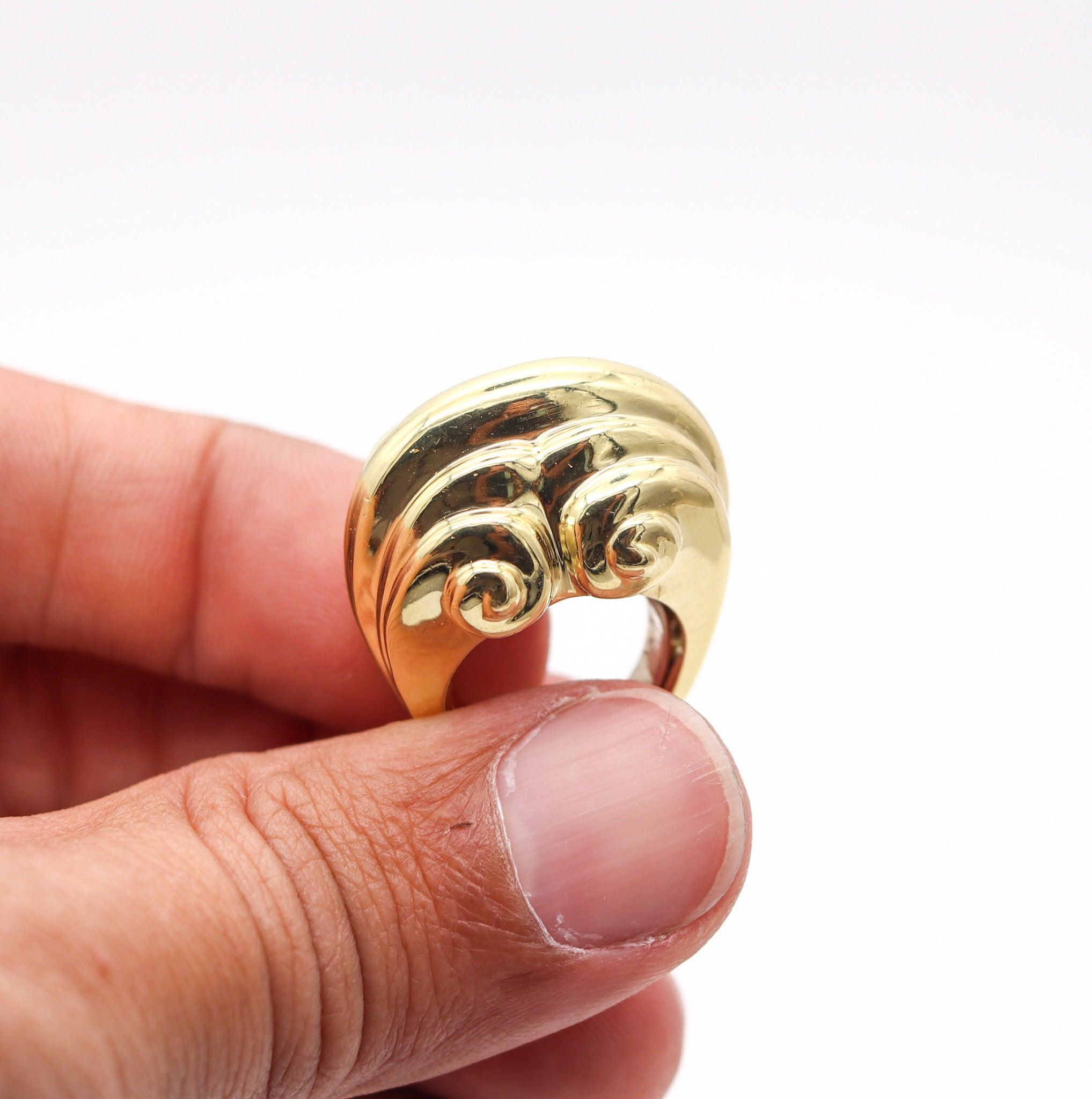 DAVID WEBB New York, bague cocktail à volutes en or jaune massif 18 carats, 1975 Pour femmes en vente