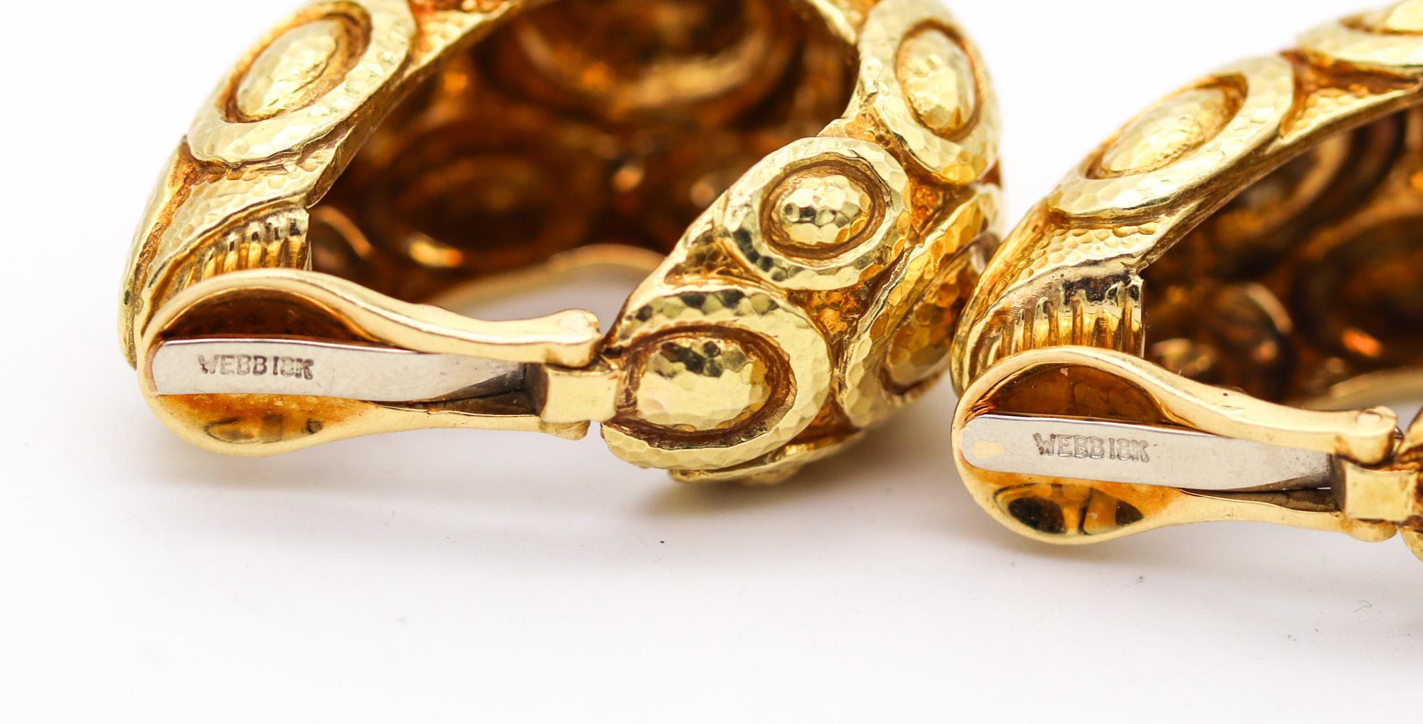 David Webb 1976 Cased Mayan Hoop Clips Earrings In Solid 18Kt Yellow Gold In Excellent Condition For Sale In Miami, FL