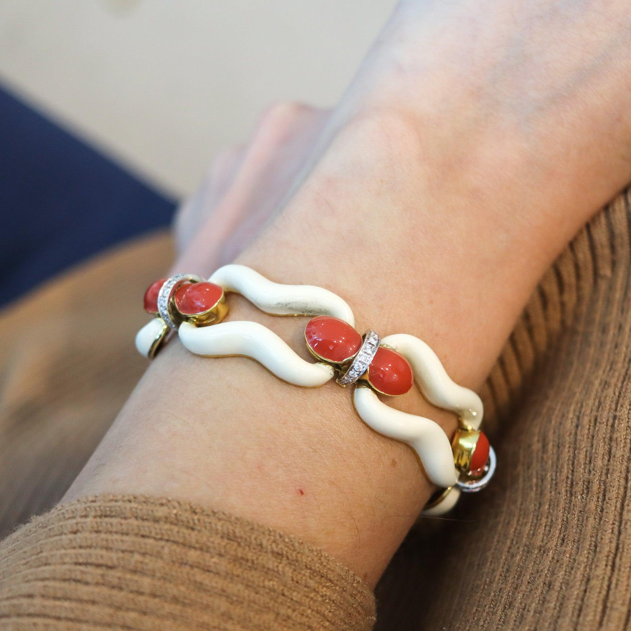 Bracelet émaillé conçu par David Webb (1925-1975).

Il s'agit d'un magnifique bracelet coloré, créé à New York dans l'atelier de joaillerie de David Webb, dans les années 1970. Le bracelet a été entièrement articulé en or jaune massif de 18 carats