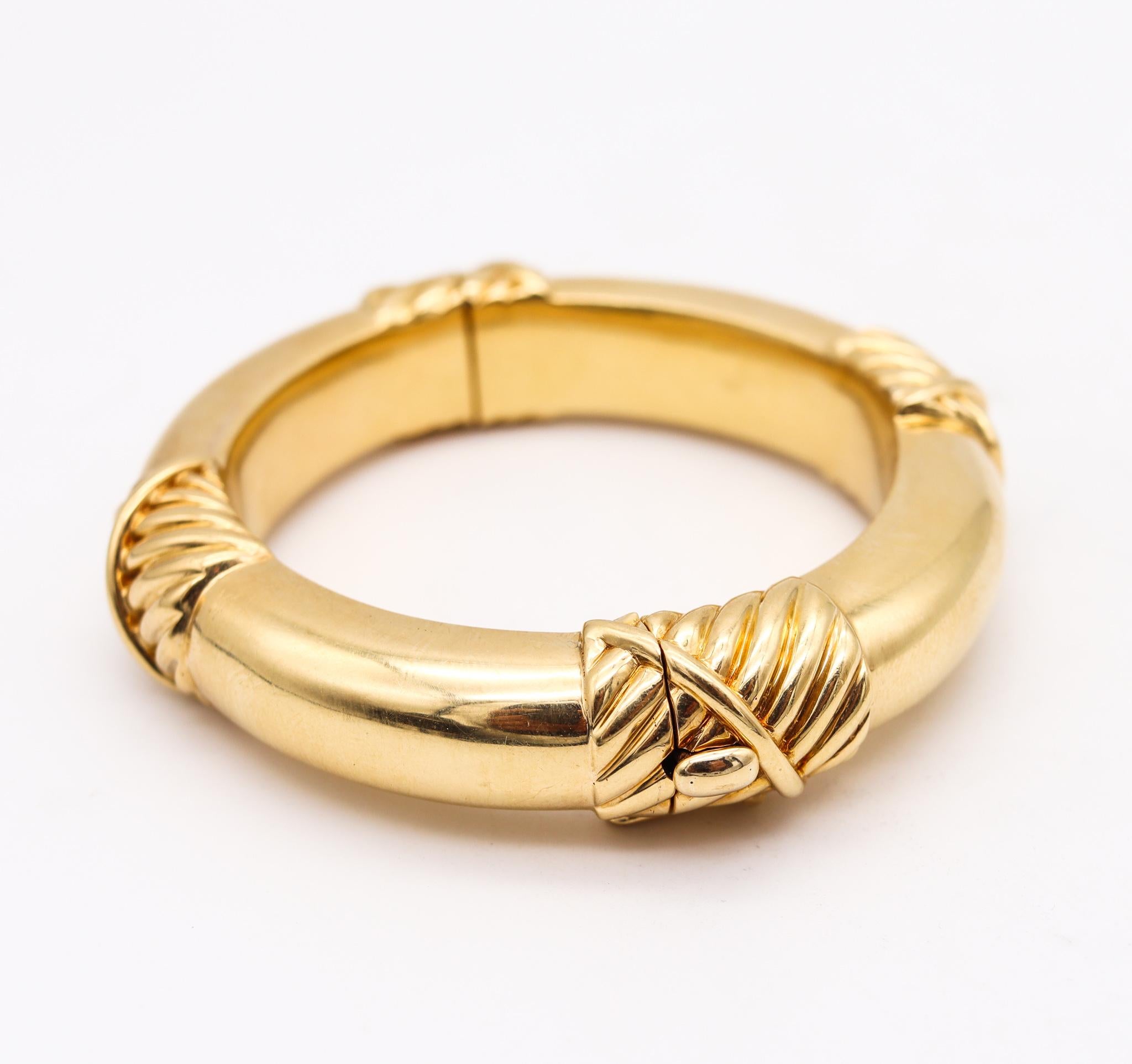 Modernist David Webb 1977 New York Vintage Bangle Bracelet in Solid 18kt Yellow Gold For Sale