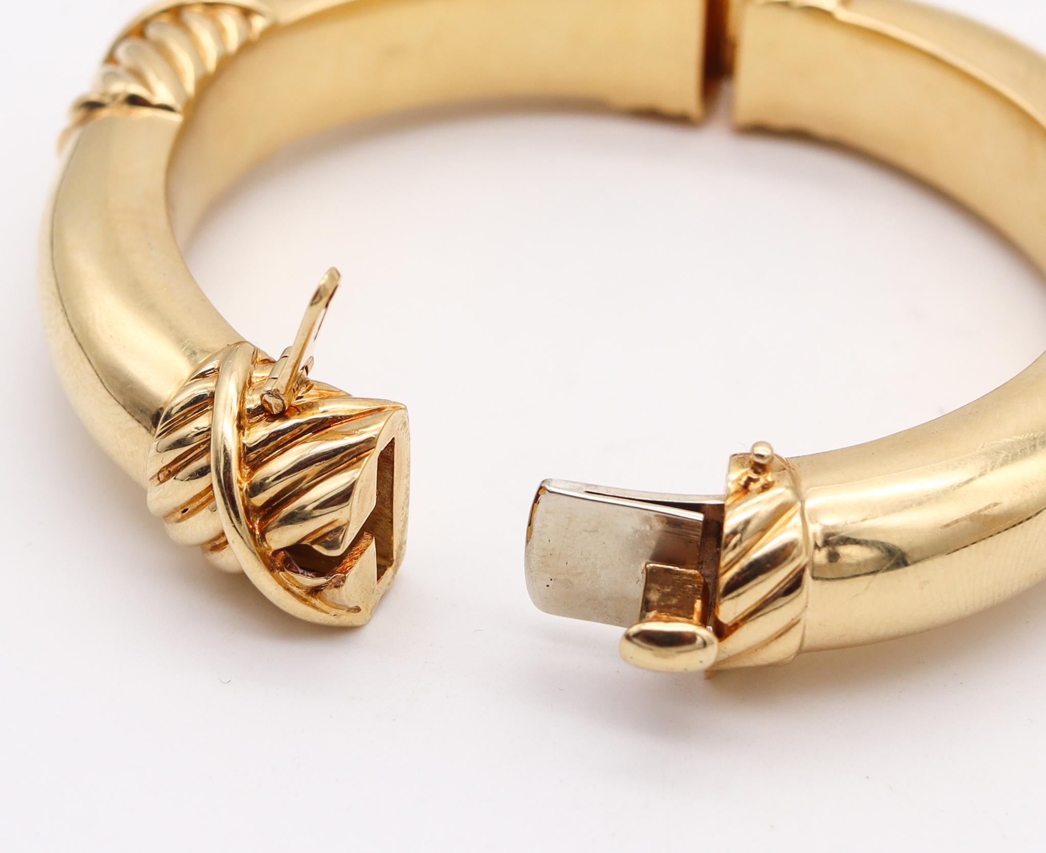 David Webb 1977 New York Vintage Bangle Bracelet in Solid 18kt Yellow Gold In Excellent Condition For Sale In Miami, FL