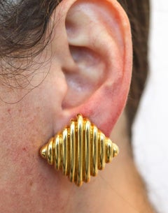 DAVID WEBB 1977 Squared Wavy Modernist Clips Earrings In Solid 18Kt Yellow Gold