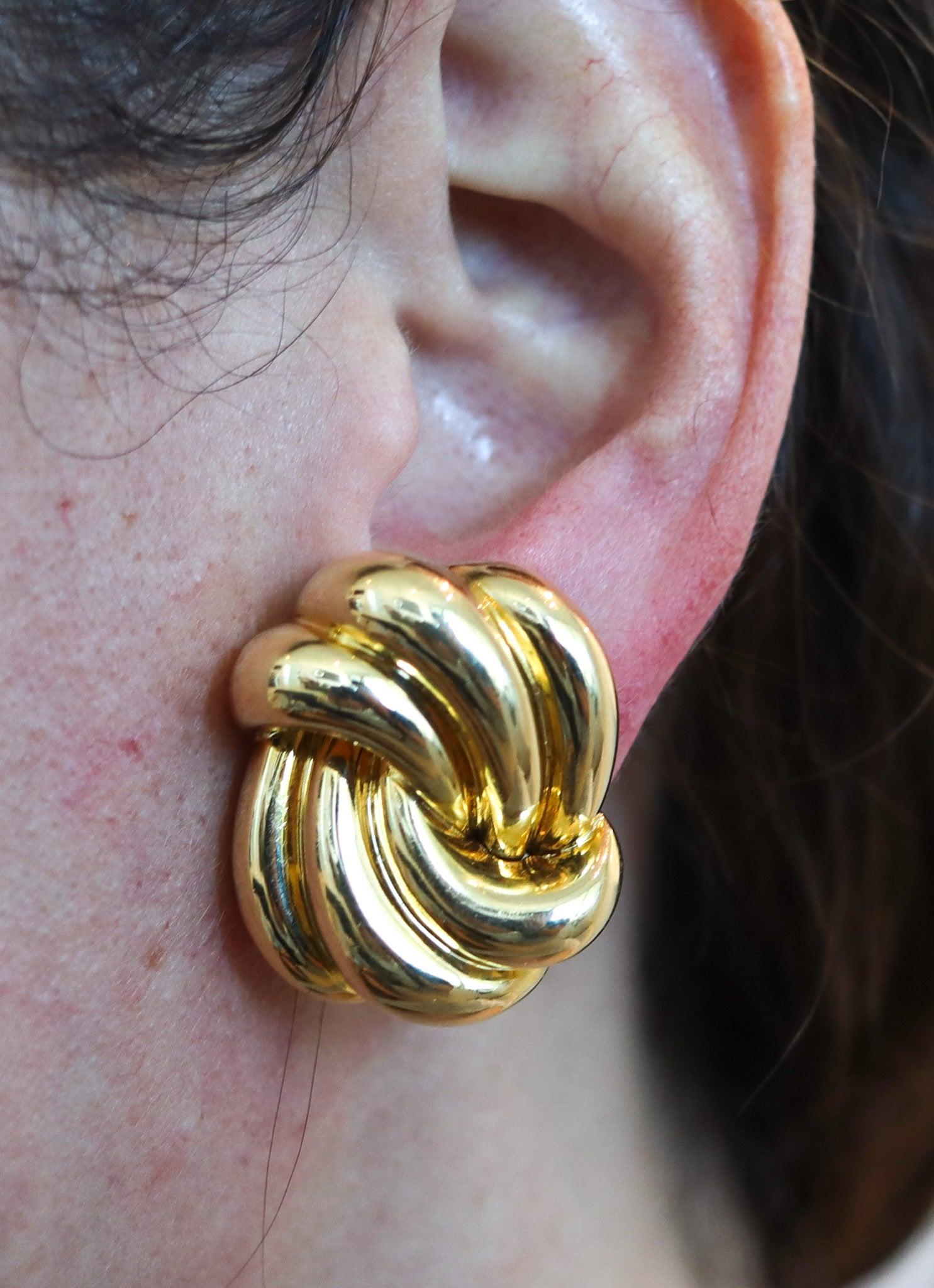 Clips-on earrings designed by David Webb (1925-1975).

Beautiful pair of modernist clips-on earrings created in New York city at the jewelry atelier of David Webb, back in the 1977. These earrings were designed with swirled patterns and crafted in