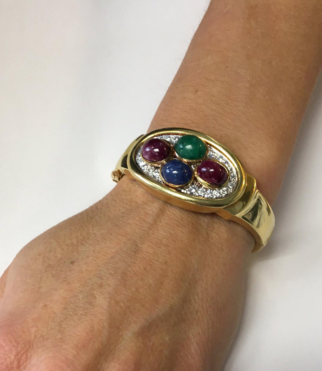 David Webb 1980er Jahre Diamant-Smaragd-Rubin-Saphir-Platin-Armband aus 18 Karat Gold im Zustand „Hervorragend“ im Angebot in New York, NY
