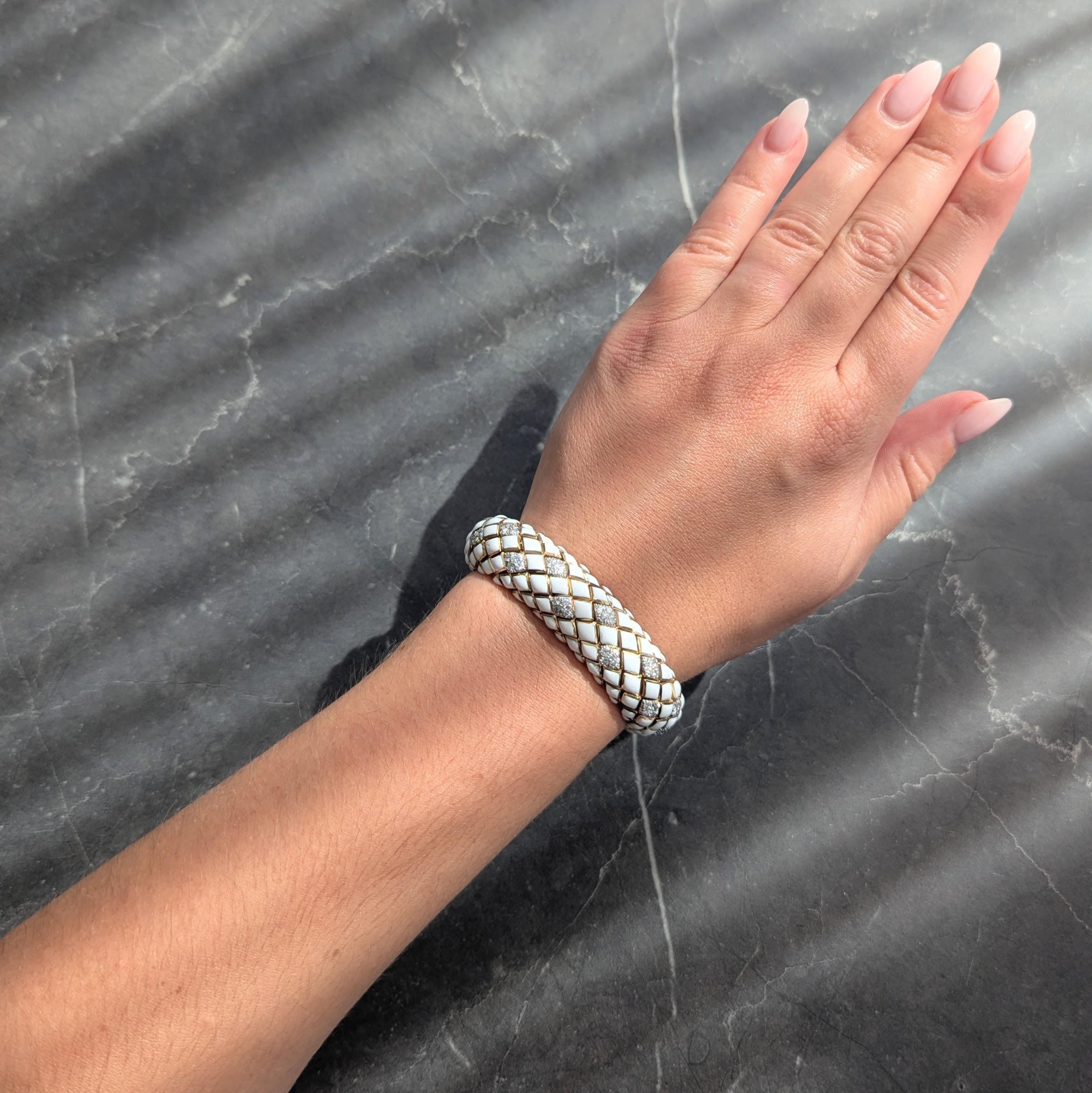 Pulsera ancha de diseño compuesta por eslabones de estilo arlequín
Brillante con esmalte blanco - muestra cierto desgaste de época
Acentuado por estaciones de platino engastadas con diamantes
Talla brillante redonda - peso aproximado 2,30
