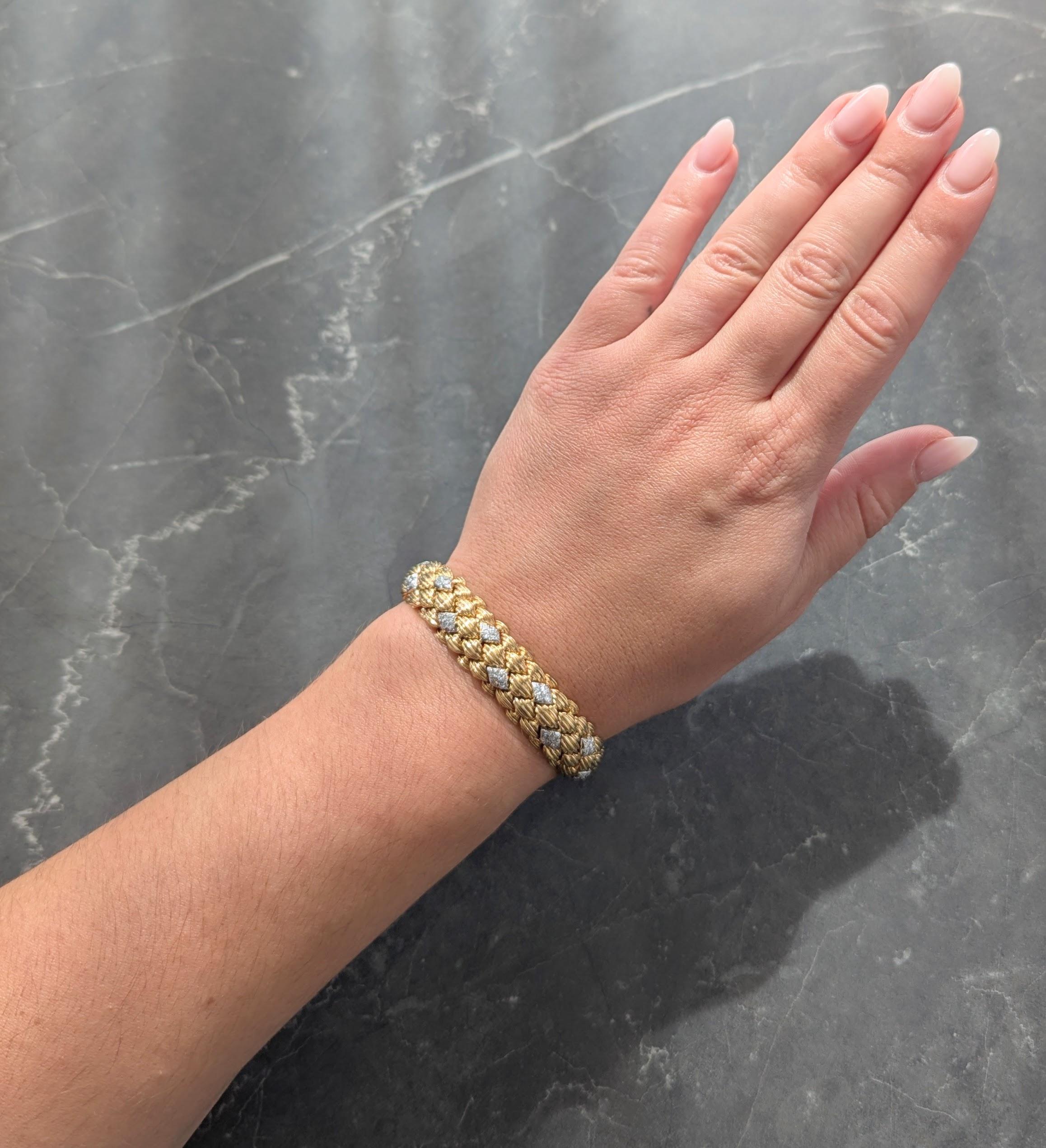 Bracciale largo di design composto da maglie in stile arlecchino
Oro giallo lucidato a specchio con dettagli a rilievo su tutta la superficie
Accentuato da stazioni in platino con diamanti incastonati
Taglio rotondo brillante - peso circa 2.20