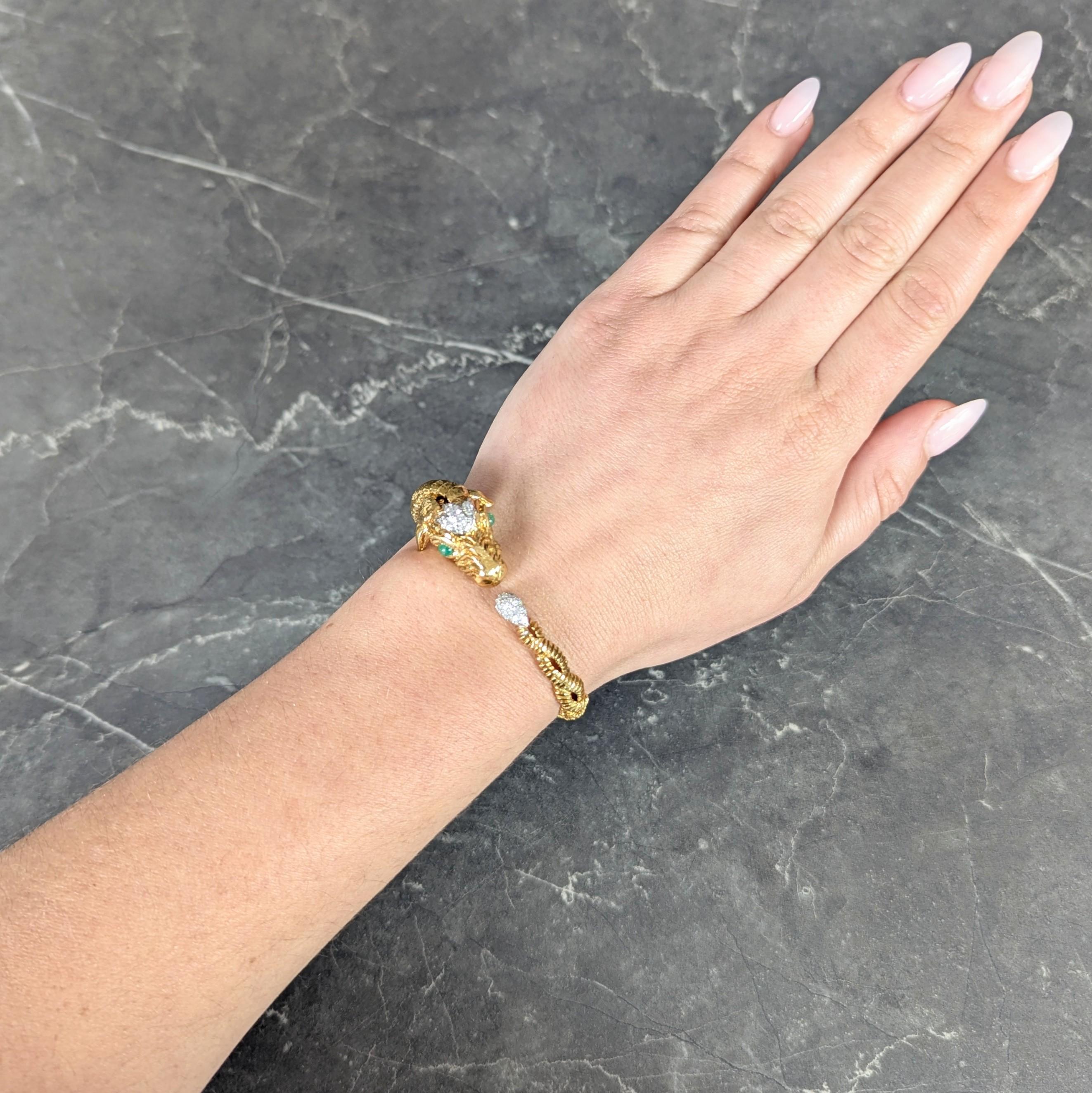 Disegnato come un ariete stilizzato con corna d'oro giallo attorcigliate a formare un bracciale.
Le corna sono scanalate con dettagli a coste e terminano con una testa e un occhiello.
La testa è dimensionata con orecchie appuntite e lineamenti