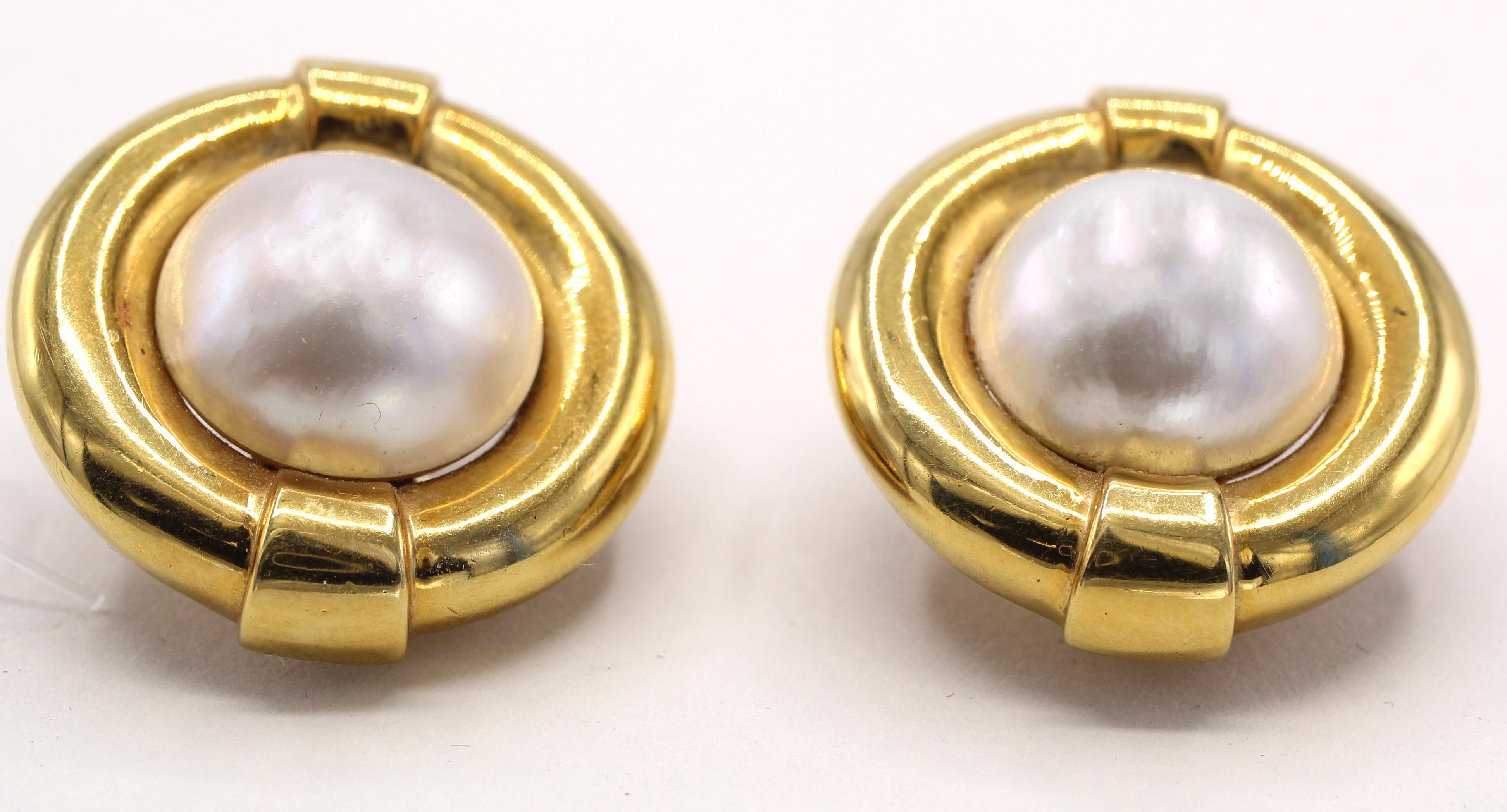 Beautifully designed and masterfully handcrafted by the iconic American jeweler David Webb these chic, stylish and highly wearable 1980s ear clips are truly timeless. 2 perfectly matched white lustrous mabe pearls are the center piece of these