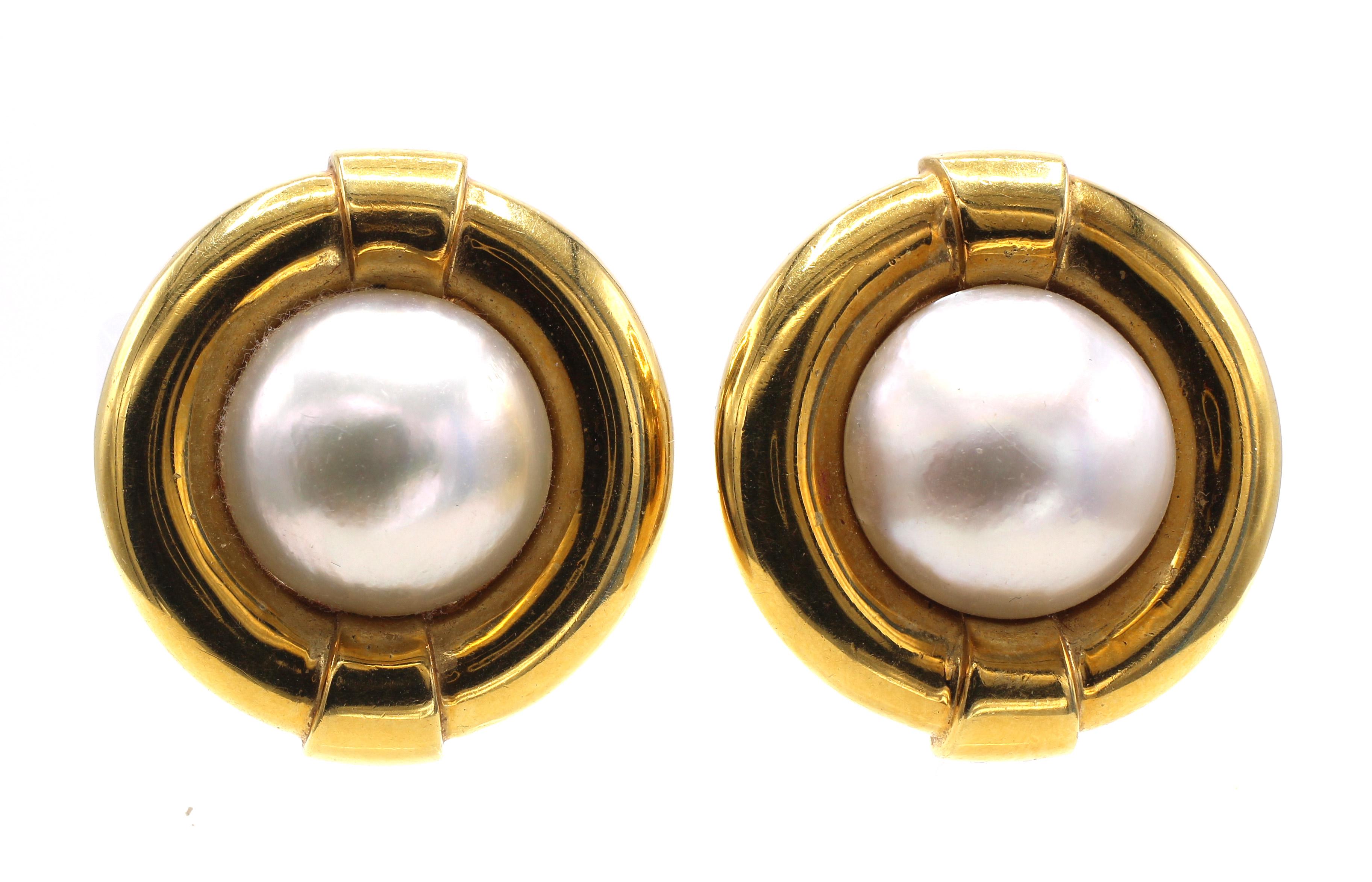 David Webb 1980s Mabe Pearl 18 Karat Gold Ear Clips In Excellent Condition In New York, NY