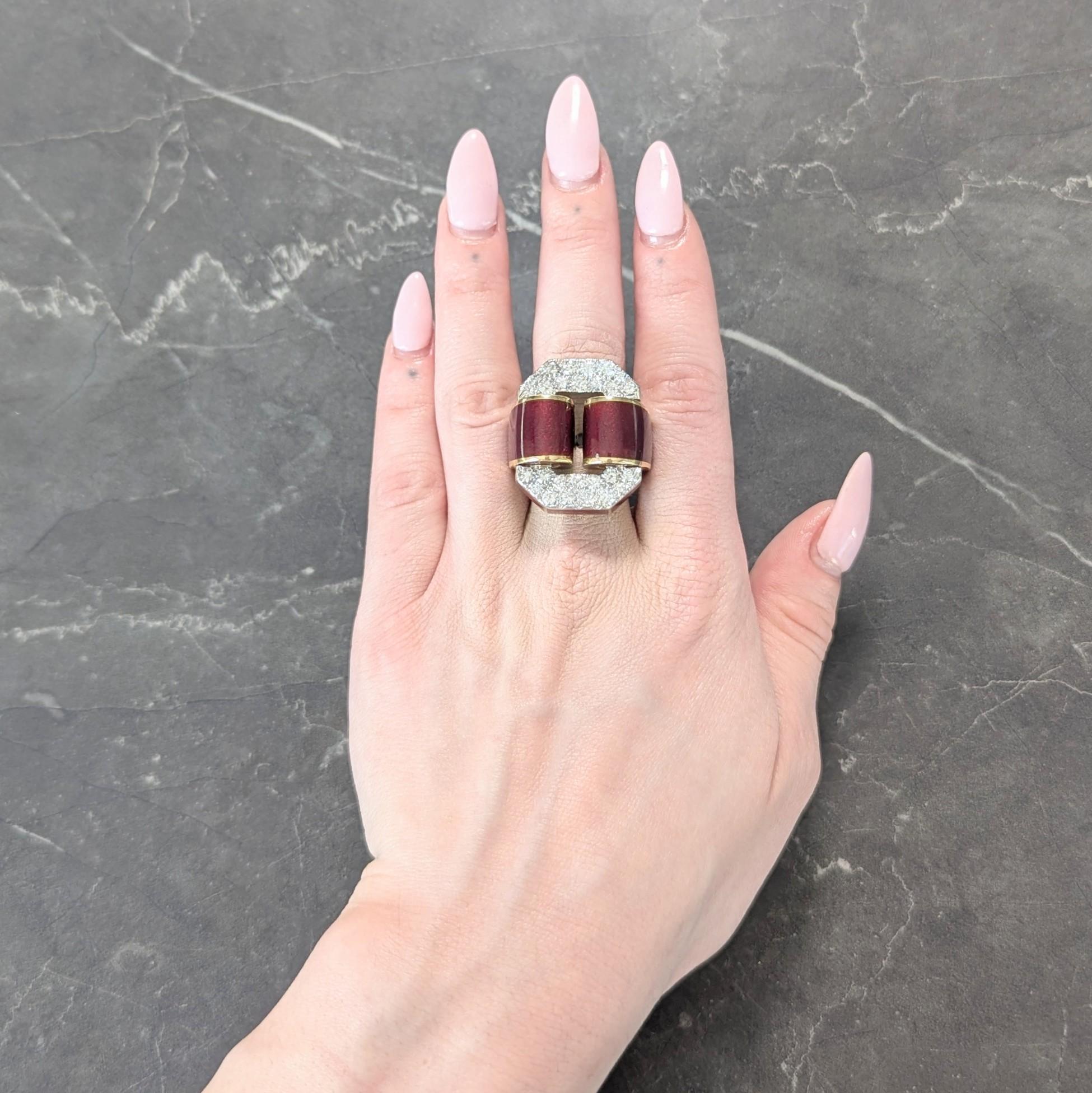 Conçue comme une forme octogonale allongée - percée et surmontée de platine
Pavé serti de diamants ronds de taille brillant sur l'ensemble de la pièce.
Pesant environ 2,00 carats au total - Couleur G et pureté VS2
Flanqué d'épaules en boucle