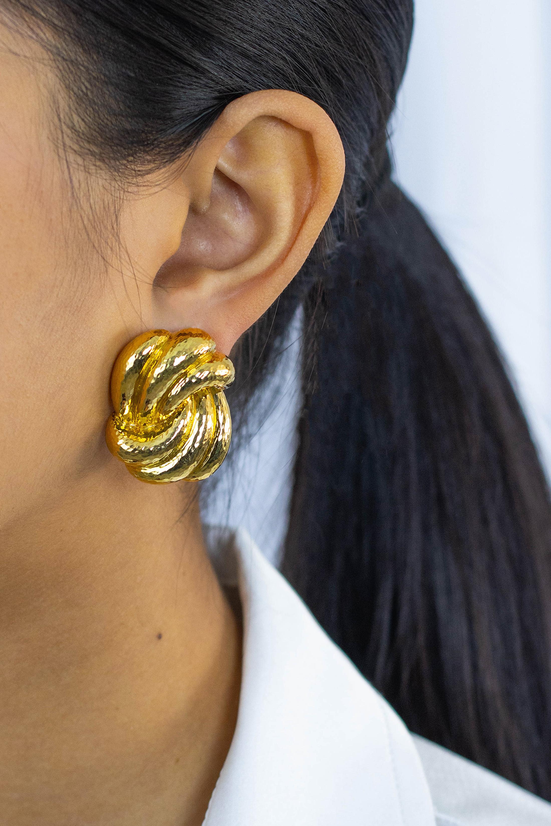 David Webb 41.78 Grammes Boucles d'oreilles clips en or jaune 18k large Hammered Gold en vente 1