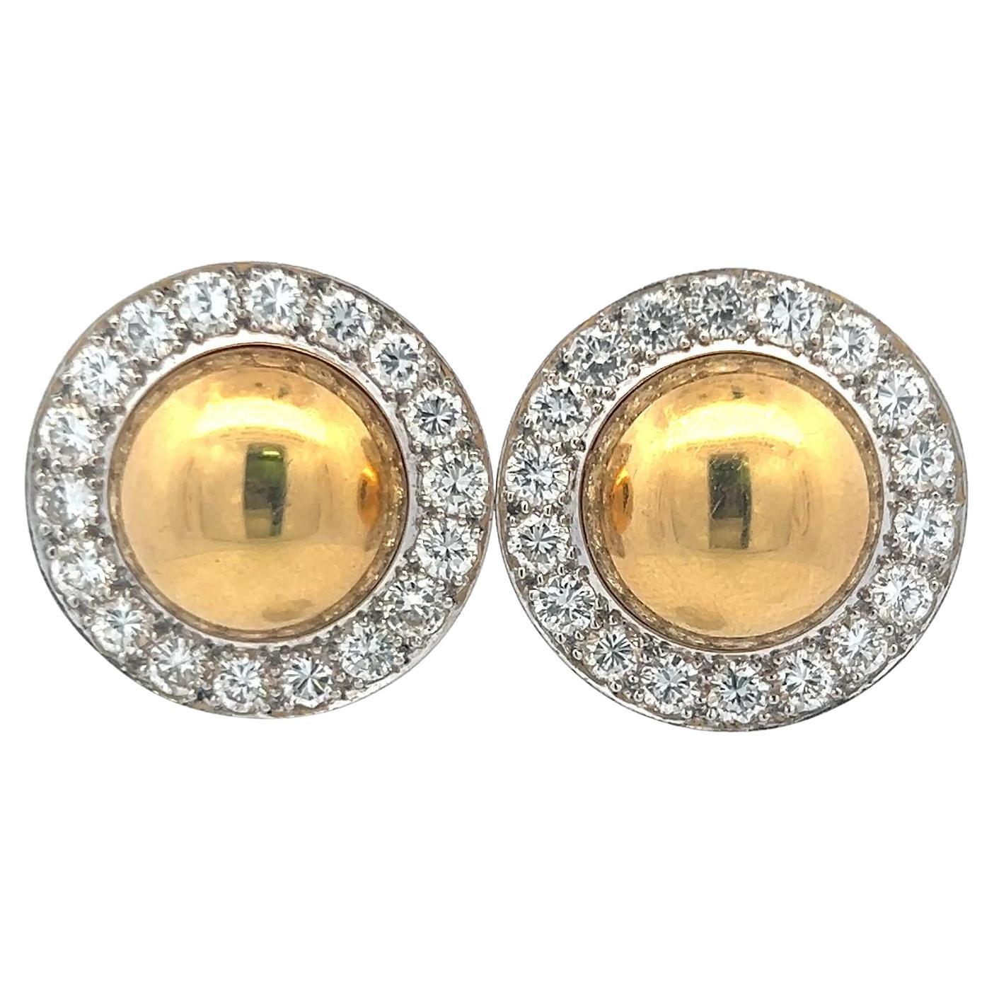 Boucles d
oreilles clips en or jaune 18K avec halo de diamants de 4,32 ct.