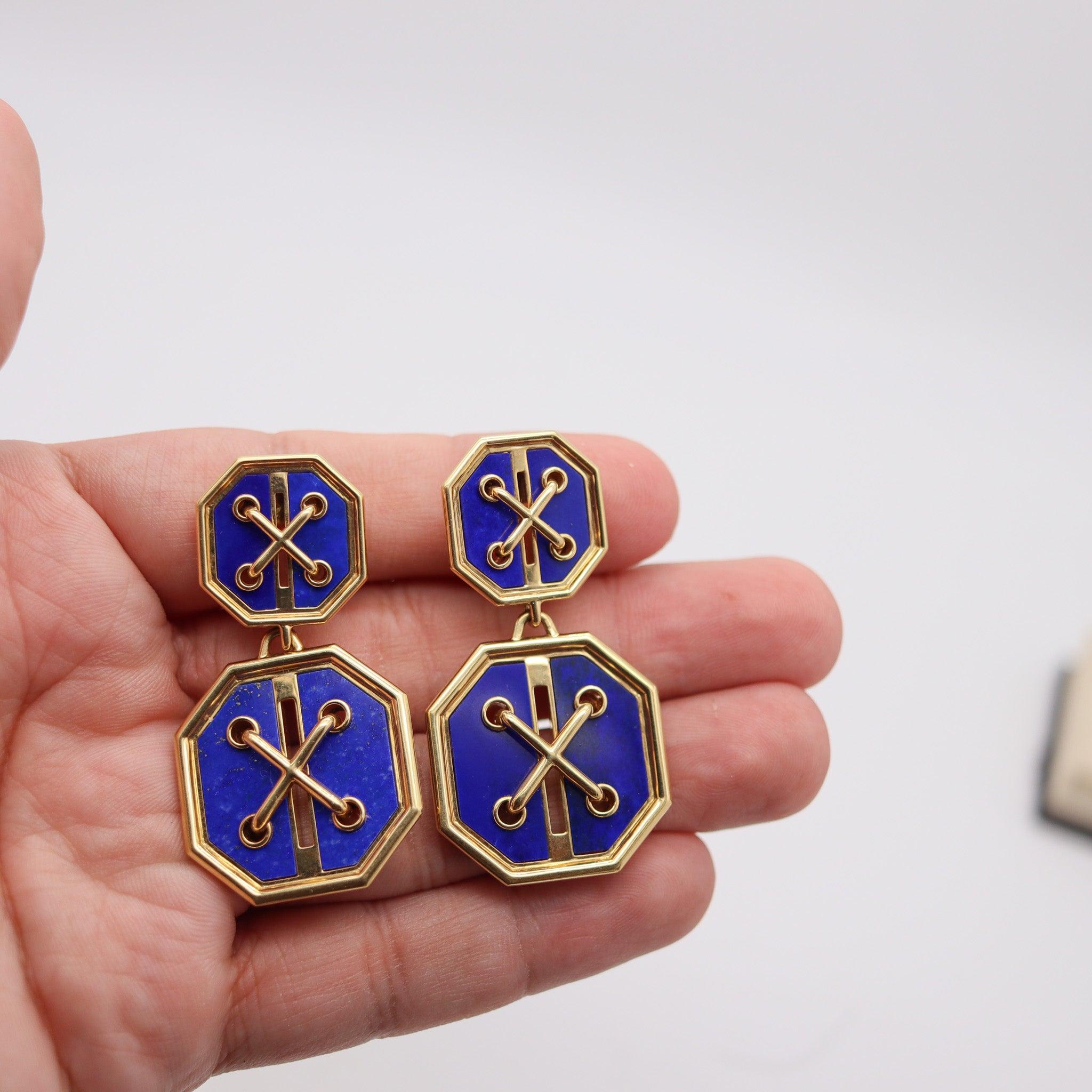 Boucles d'oreilles géométriques conçues par Aldo Cipullo pour David Webb.

Voici une fabuleuse paire de boucles d'oreilles pendantes créées à New York dans l'atelier de David Webb. Le design original a été conçu par l'emblématique Aldo Cipullo à la