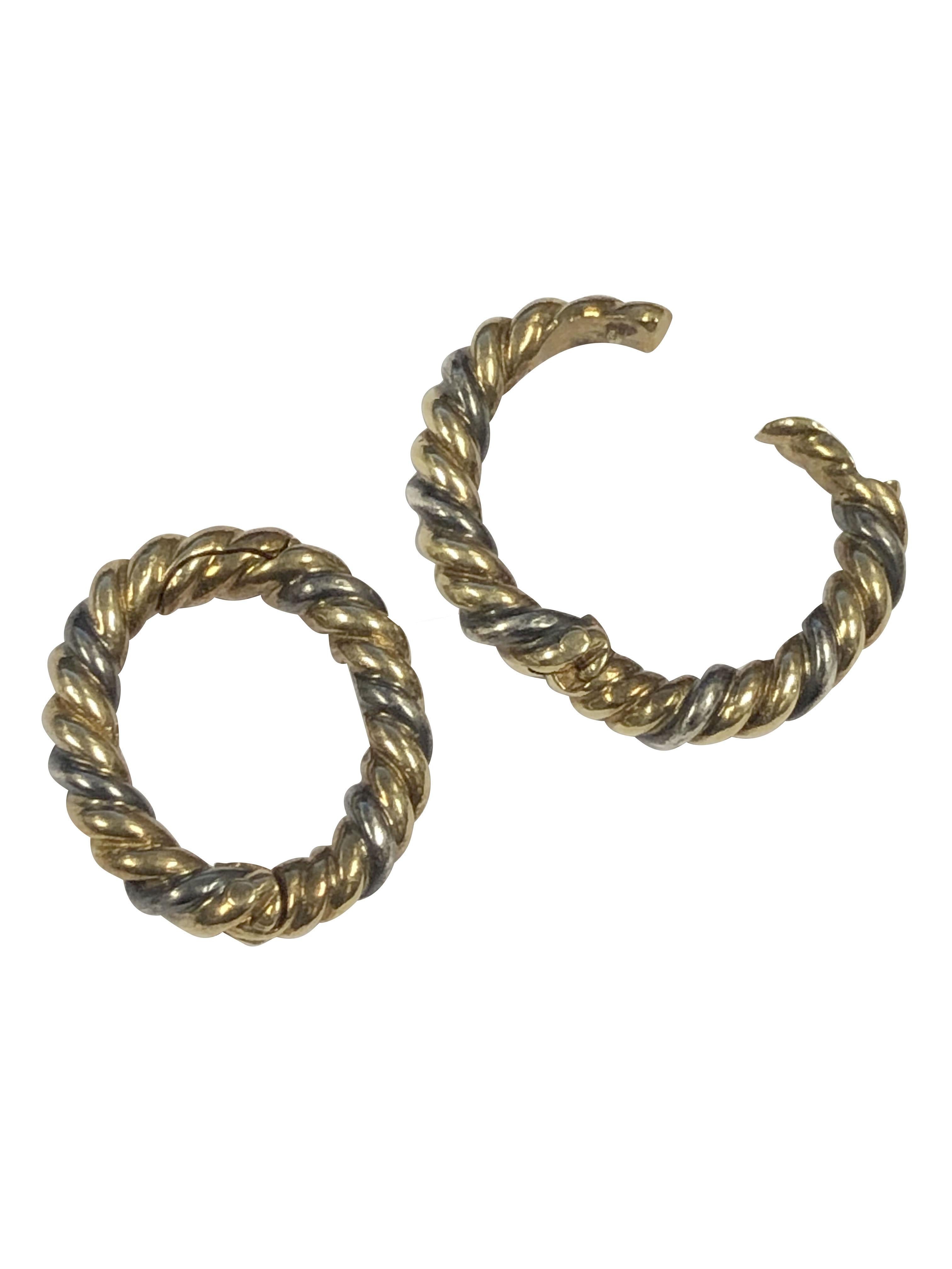 Gemelli da polso David Webb in oro giallo 18k e argento, diametro di 7/8 di pollice e spessore di 3,5 M.M., chiusura a scatto per facilitare l'inserimento e il disinserimento. Viene fornito in una custodia da viaggio in pelle scamosciata di David