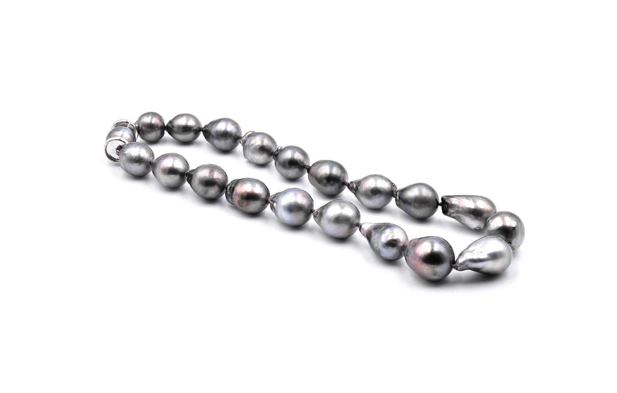 Designer: David Webb
Material: 18K yellow gold
Pearl: 17.5 – 25mm Black Baroque Pearls
Dimensions: necklace measures 17.5-inches in length
Weight: 135.54 grams
