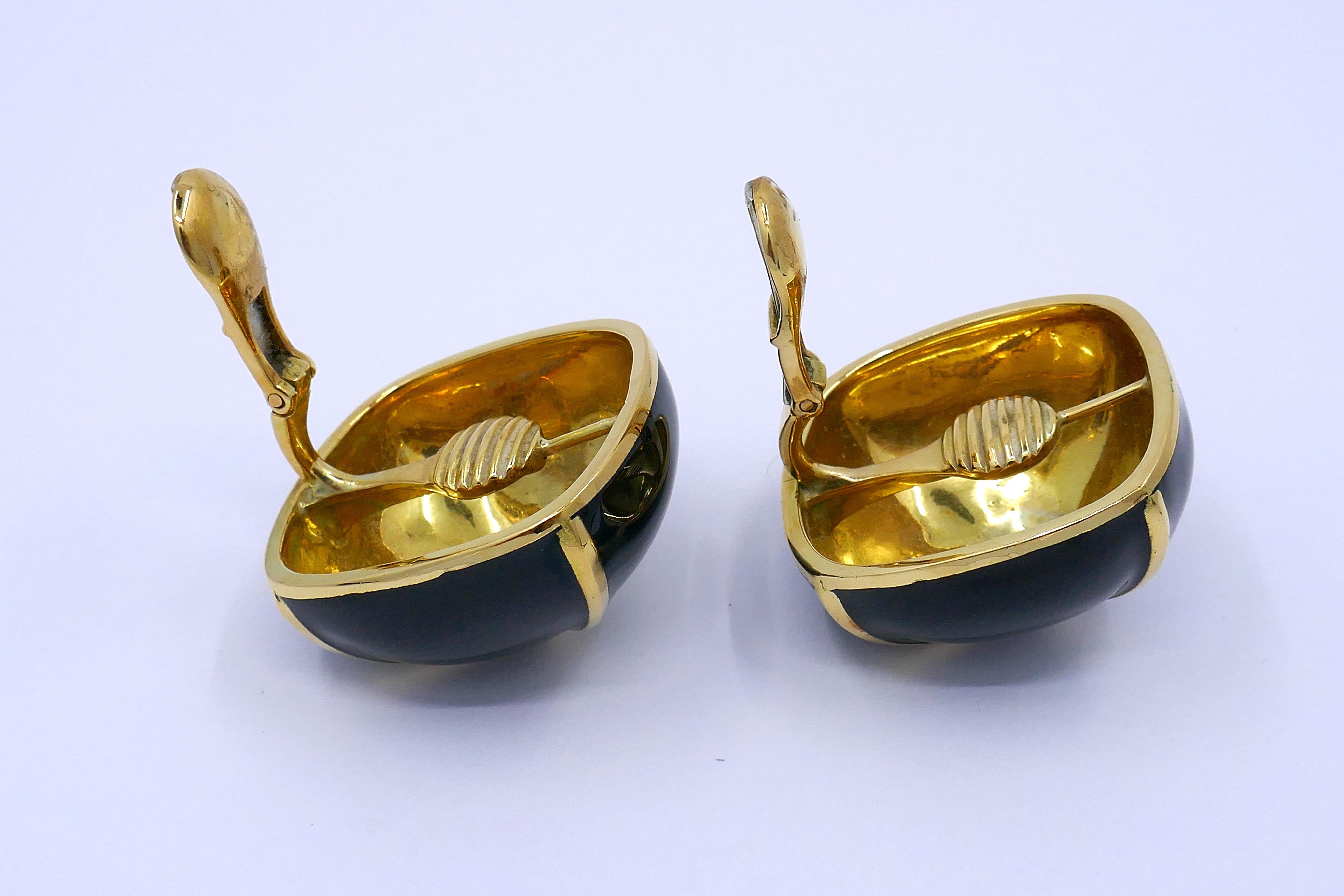 Women's or Men's David Webb Black Enamel 18k Gold Jumbo Clip-on Earrings For Sale