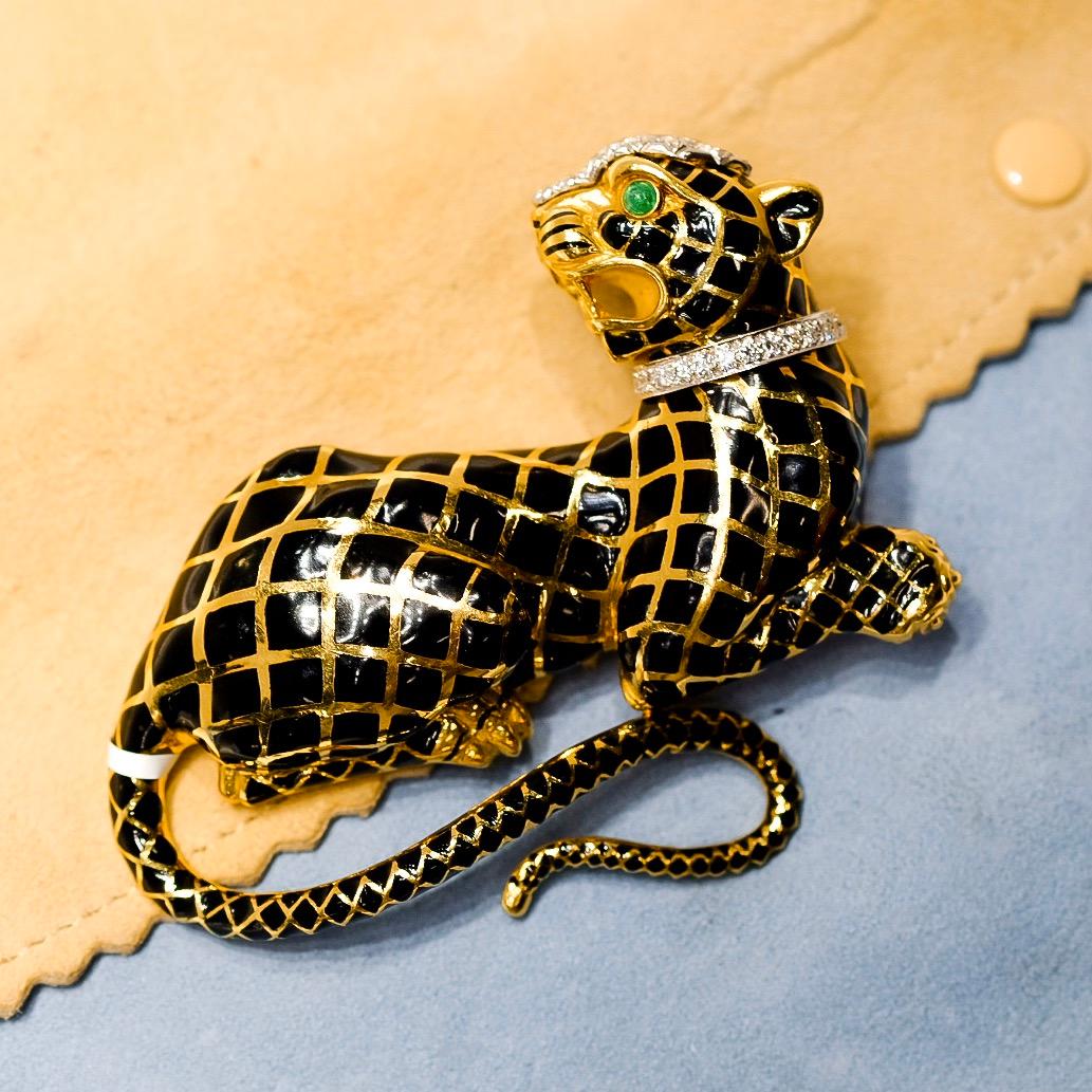 Moderne David Webb Broche panthère en or jaune 18 carats et émail noir avec collier en diamants en vente