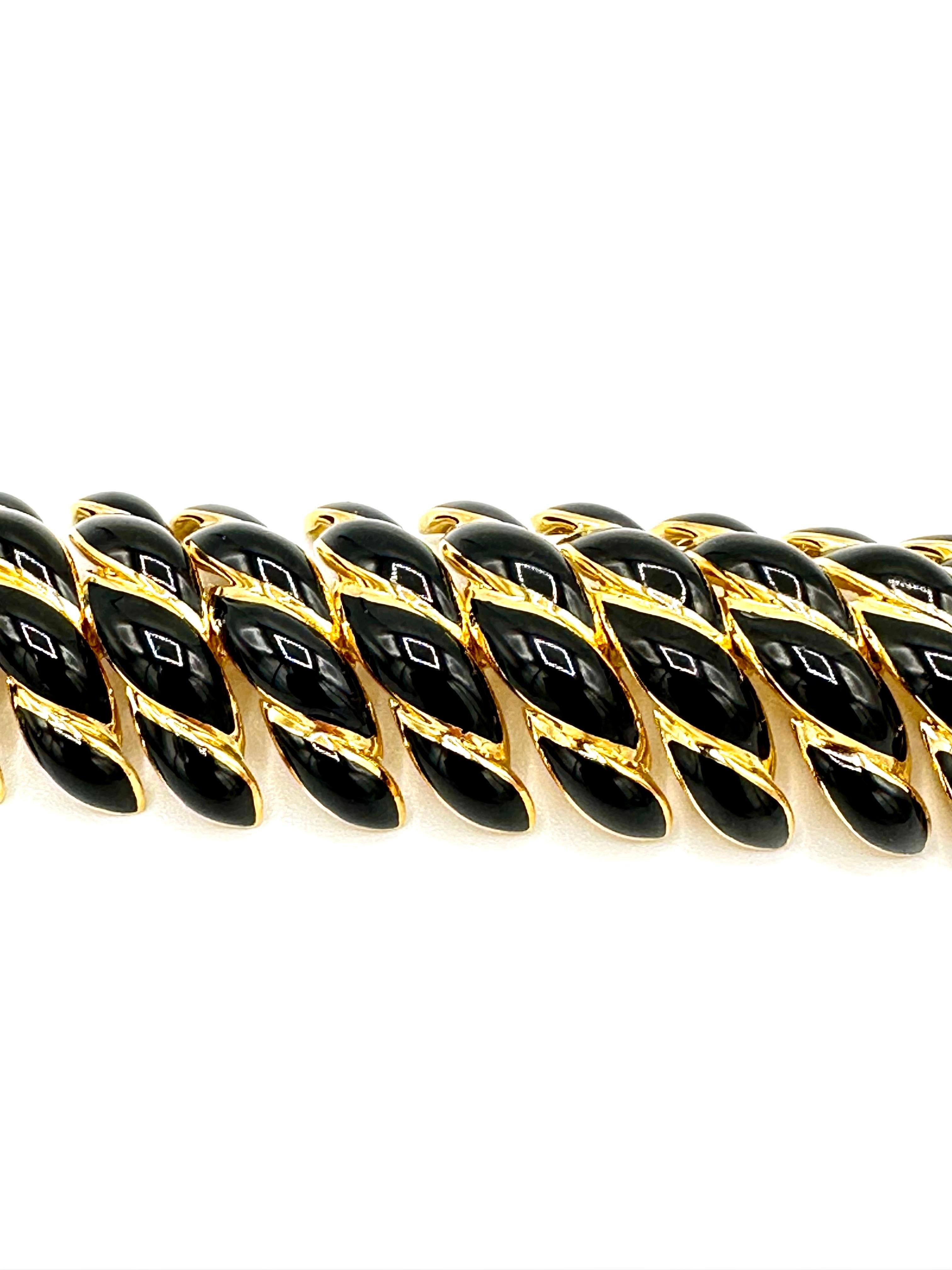 Un bracelet simple et élégant en émail noir et or jaune 18 carats du créateur emblématique David Webb.  Le bracelet mesure 7,25 pouces de long et 1,00 pouce de large.  Il est doté d'un fermoir caché qui lui confère un aspect sans couture.  Tout