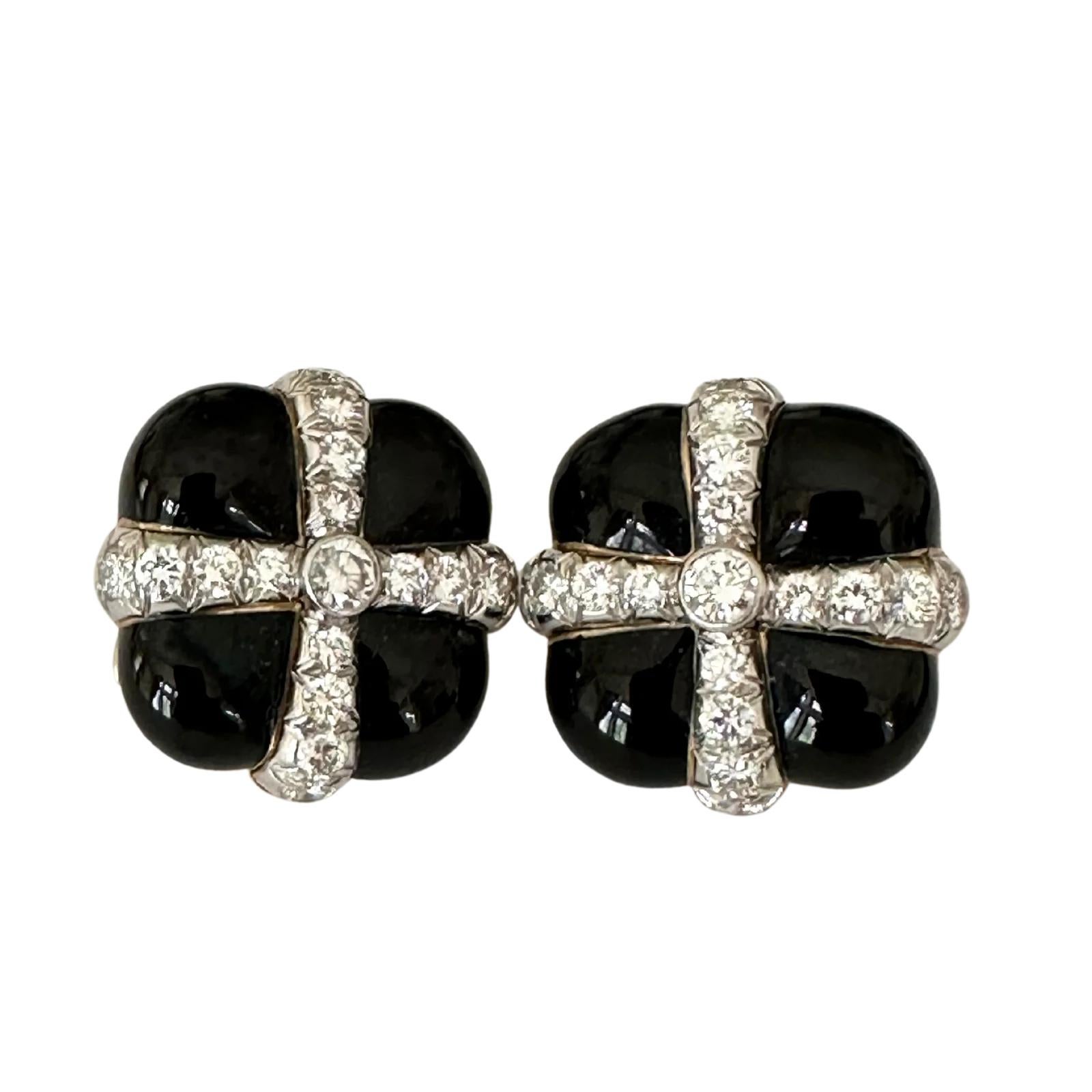 Taille ronde Clips d'oreilles en émail noir et diamants avec boîte cadeau David Webb en vente