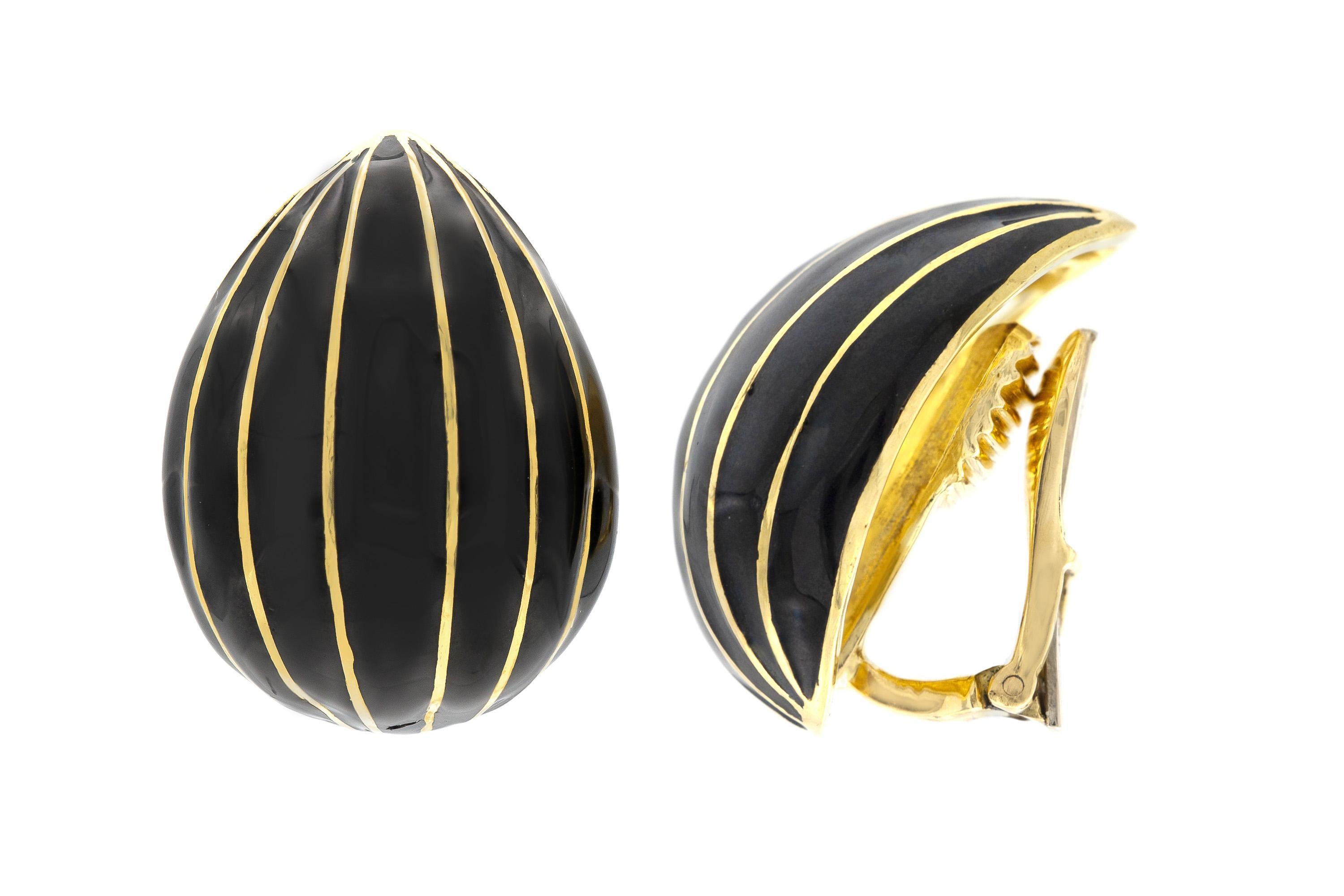 Finement réalisé en or jaune 18 carats et en émail noir.
Signé par David Webb
1 x 3/4 de pouce