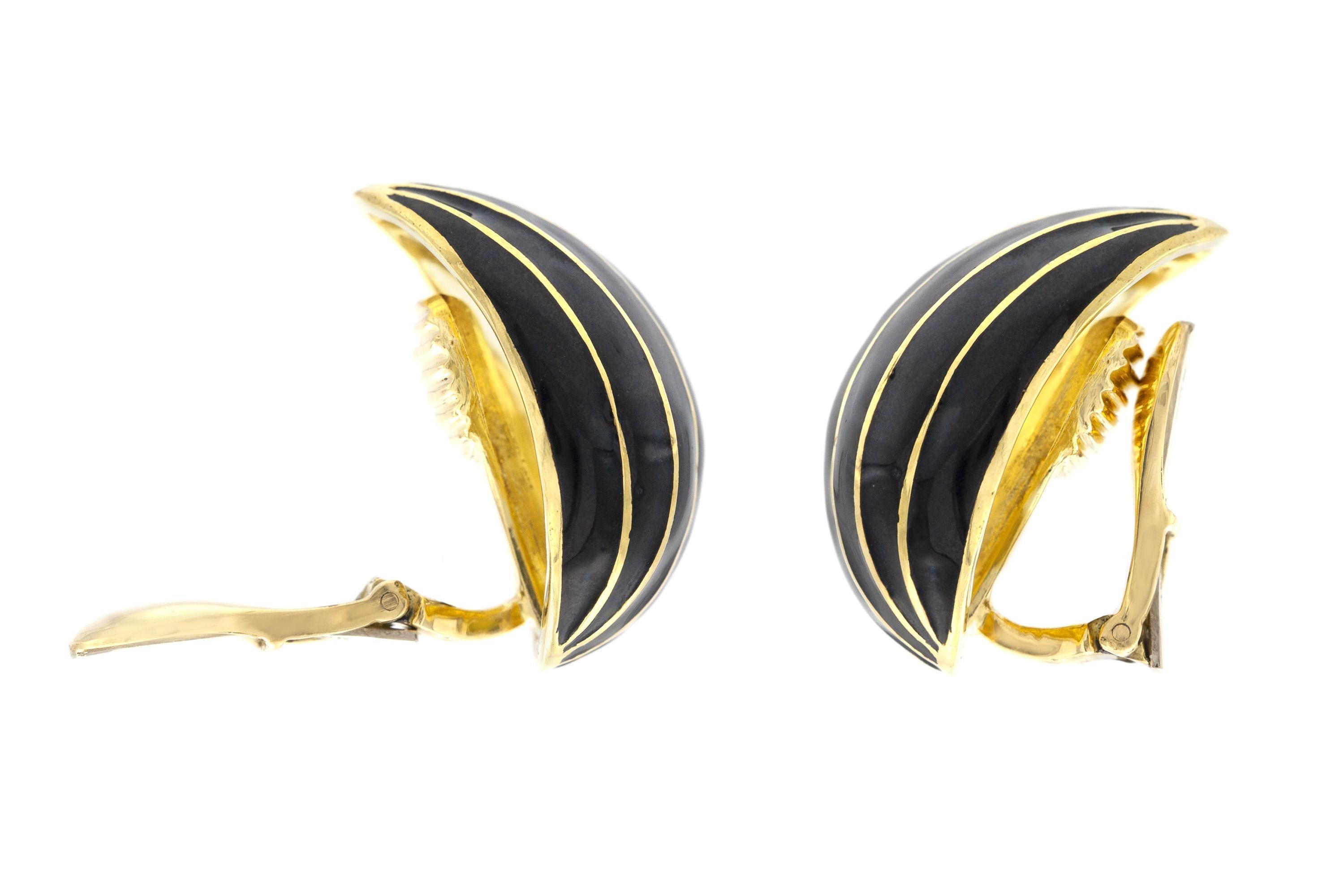 Boucles d'oreilles en émail noir et or en forme d'amande David Webb Bon état - En vente à New York, NY
