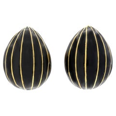 Boucles d'oreilles en émail noir et or en forme d'amande David Webb